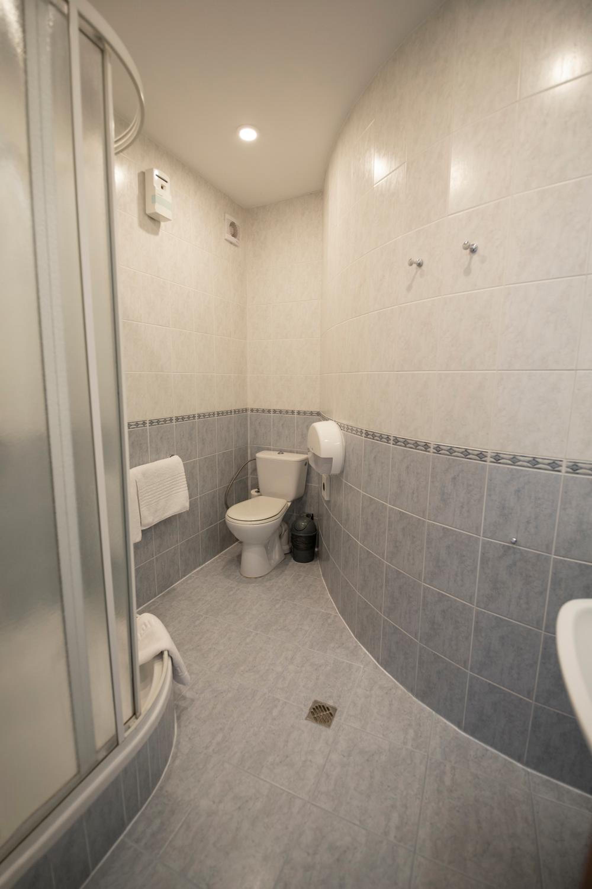 Standard Double or Twin Room - Photo 6