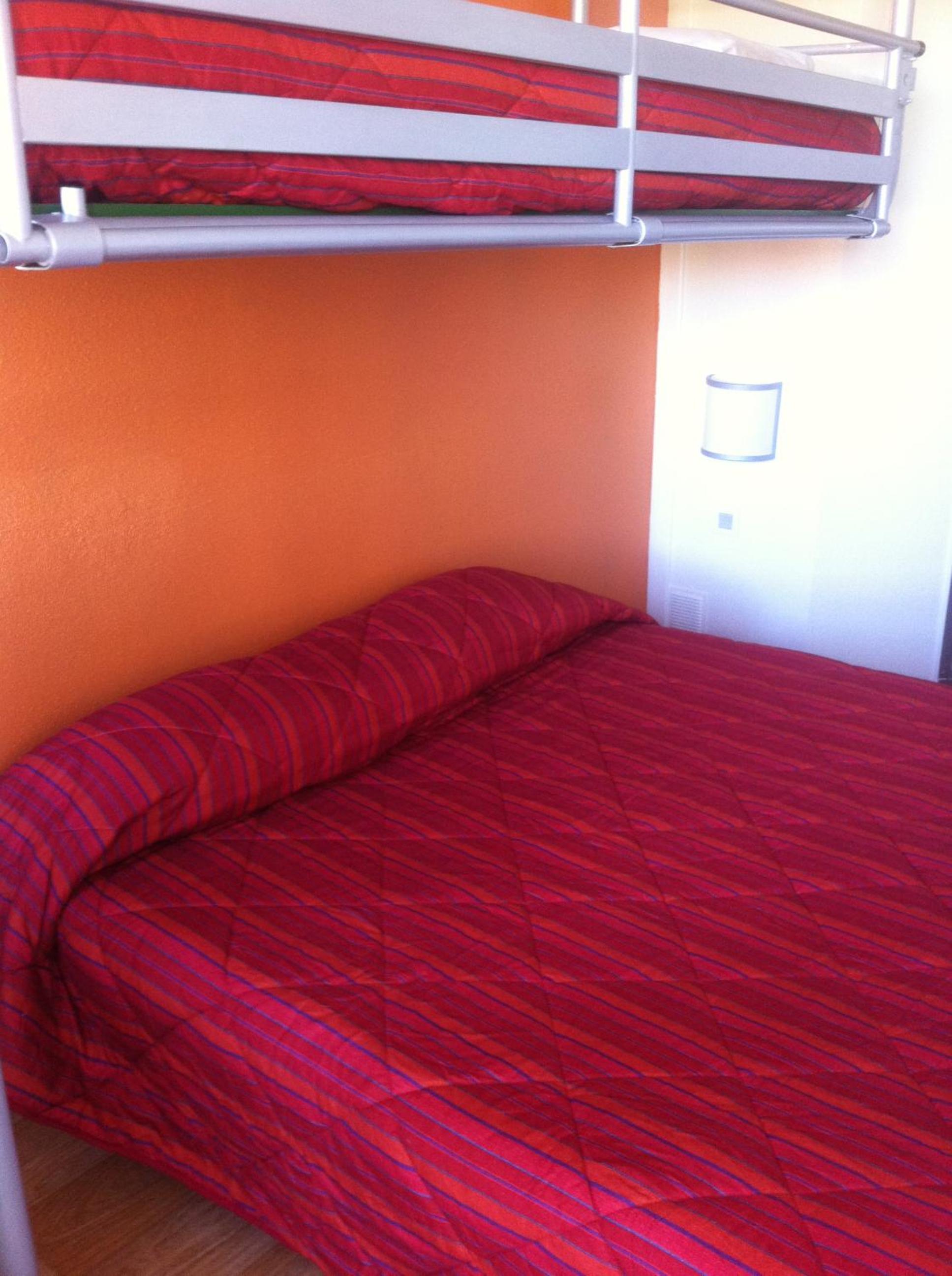 Standard Queen Room with One Bunk Bed - Photo 7
