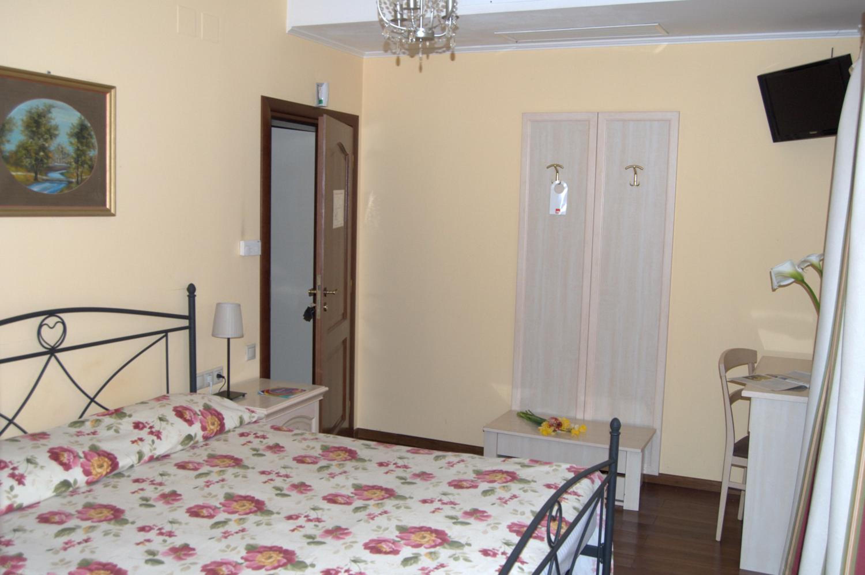 Standard Double or Twin Room - Photo 3