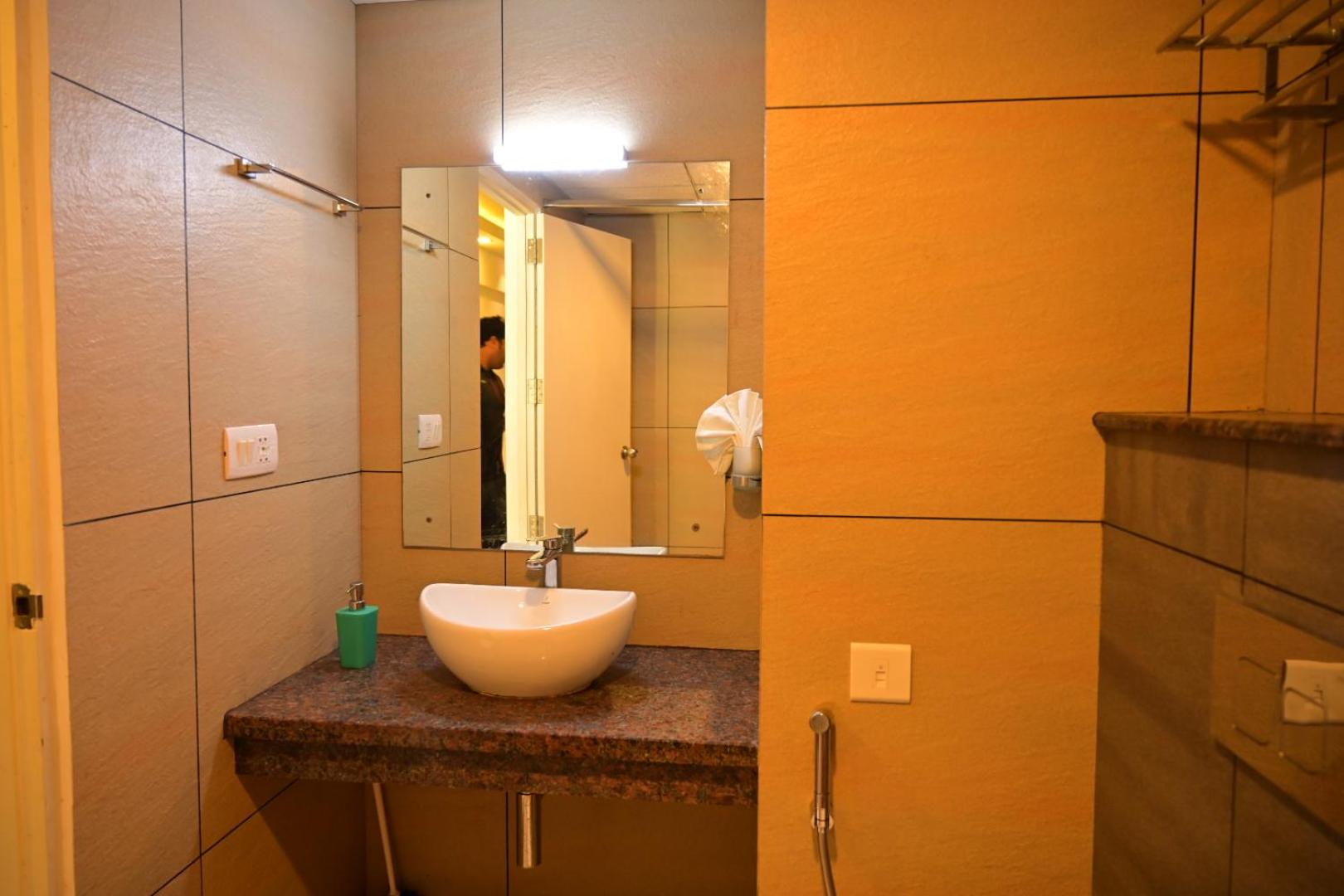 Deluxe King Room - Photo 8