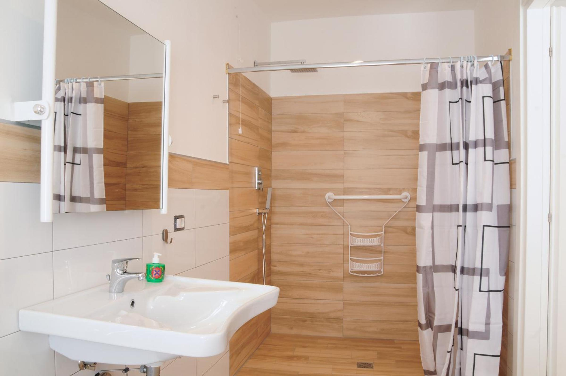 Standard Quadruple Room - Photo 13