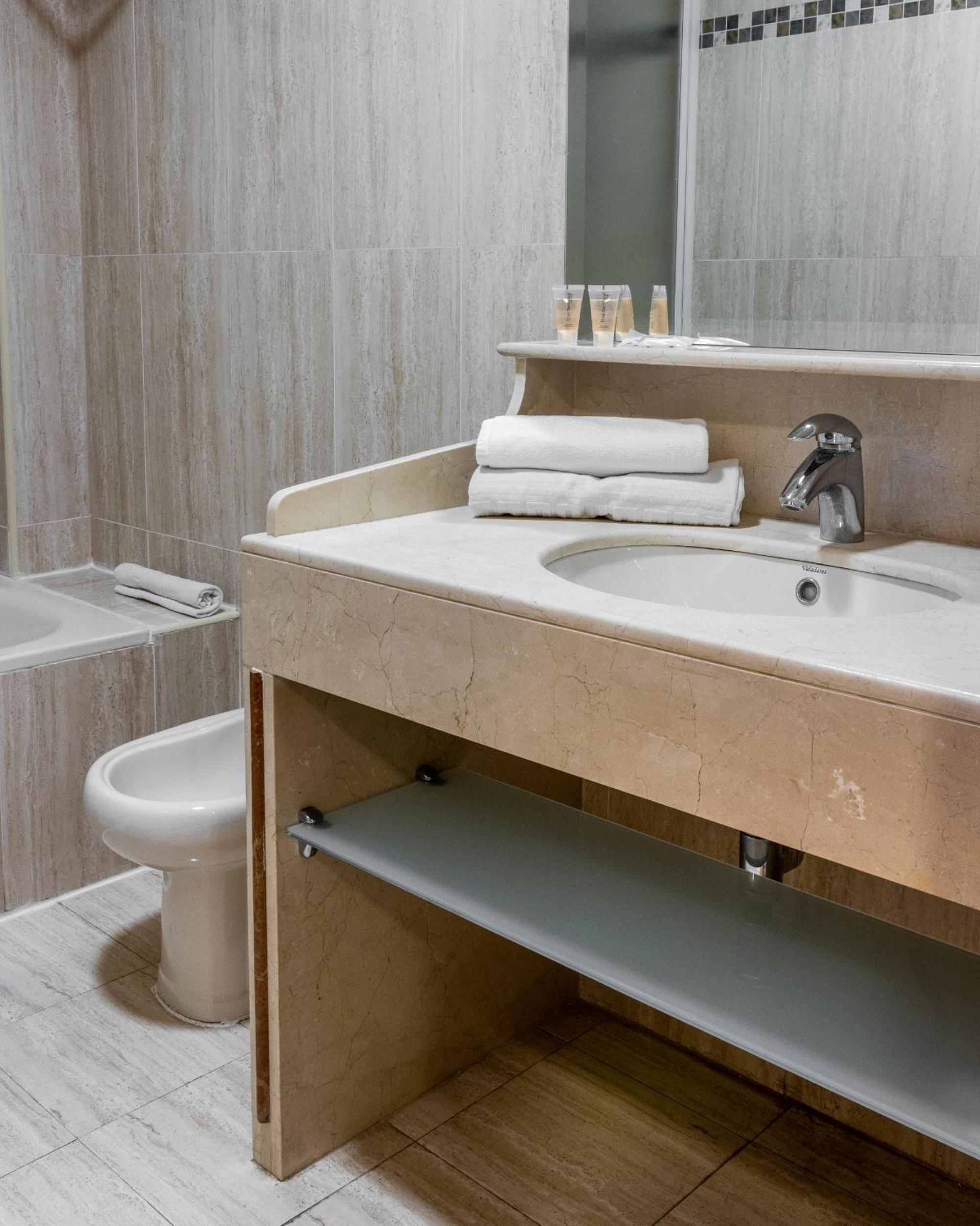 Deluxe Triple Room - Photo 7