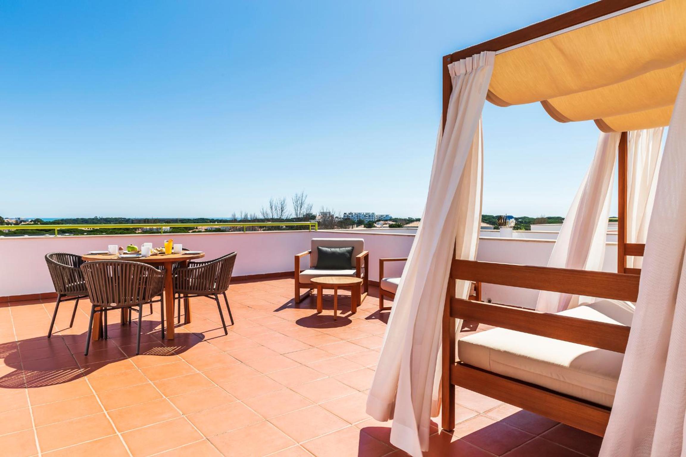 Deluxe Two-Bedroom Apartment with Pool View photo 2