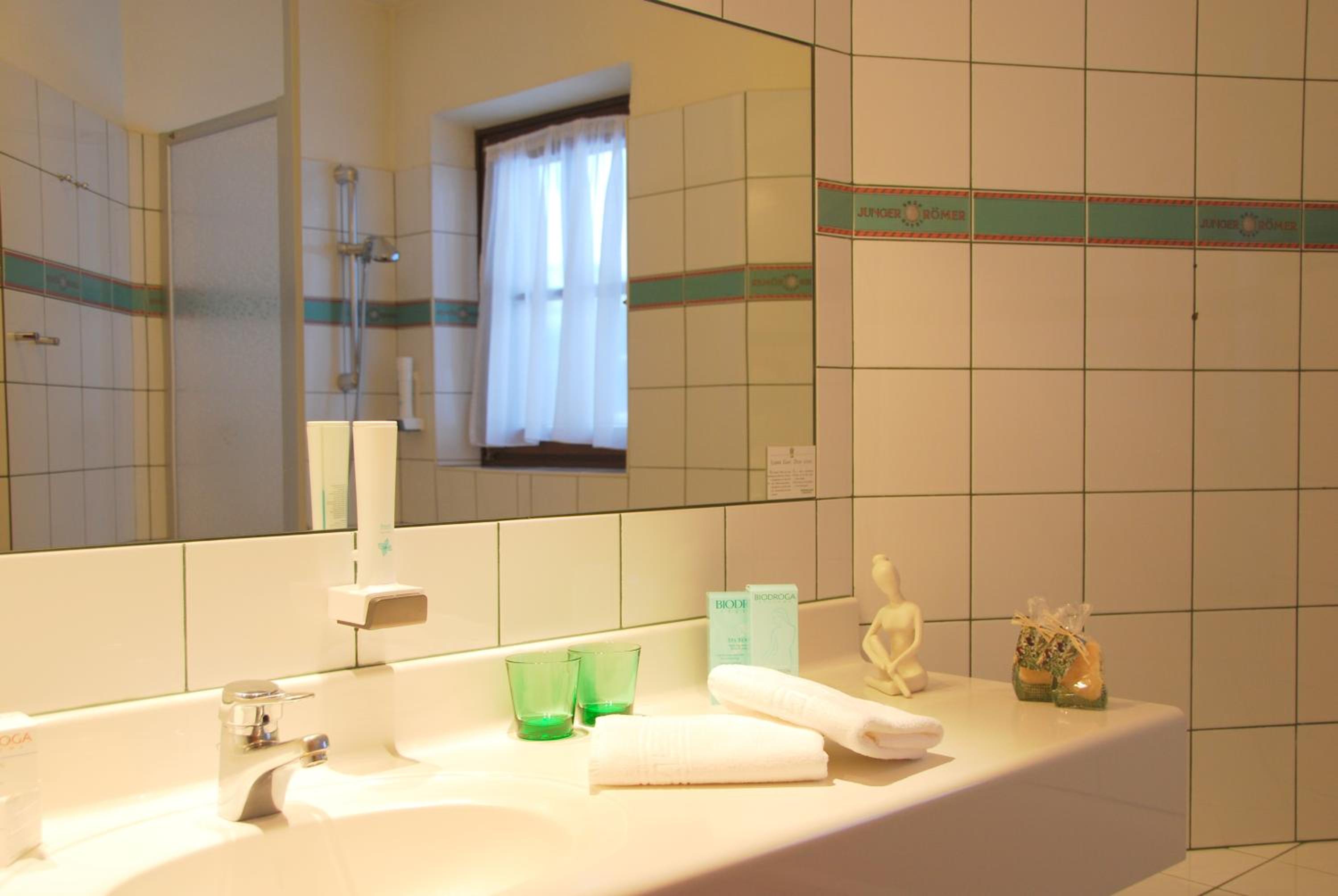 Double Room with Balcony - Photo 3