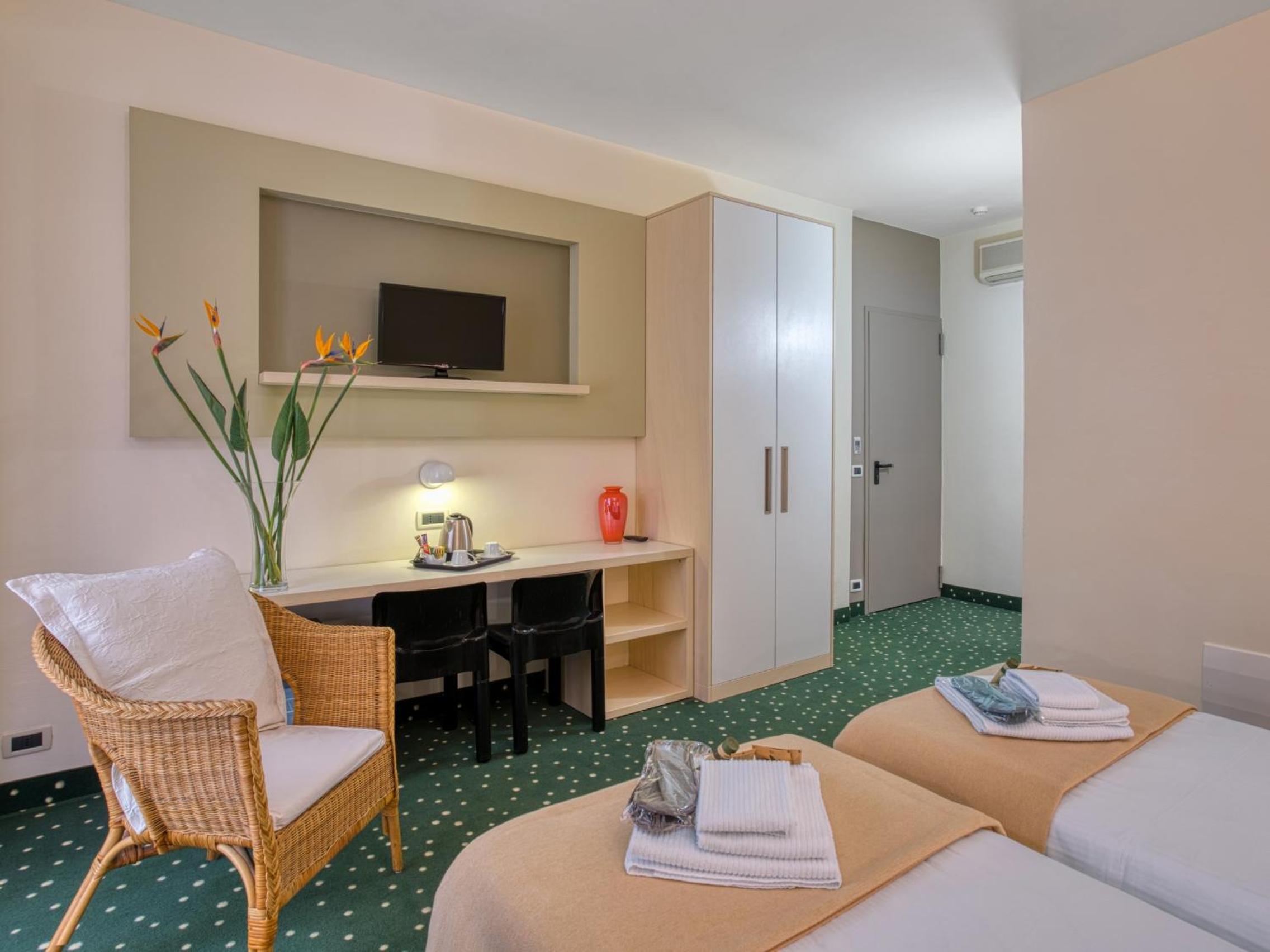 Double Room - Photo 12