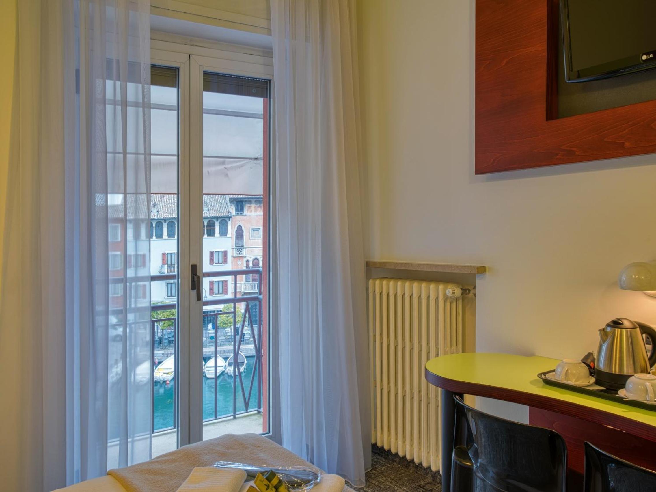 Double Room with Harbor View - Photo 16