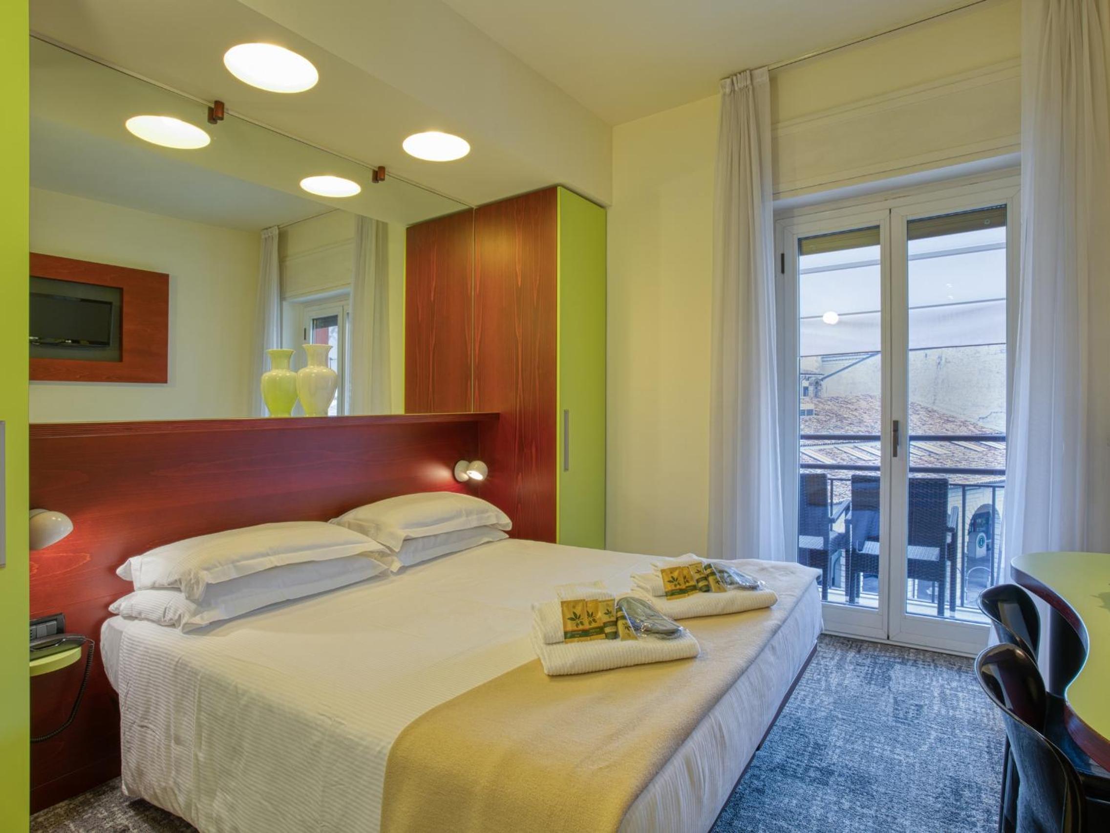 Double Room with Harbor View - Photo 4