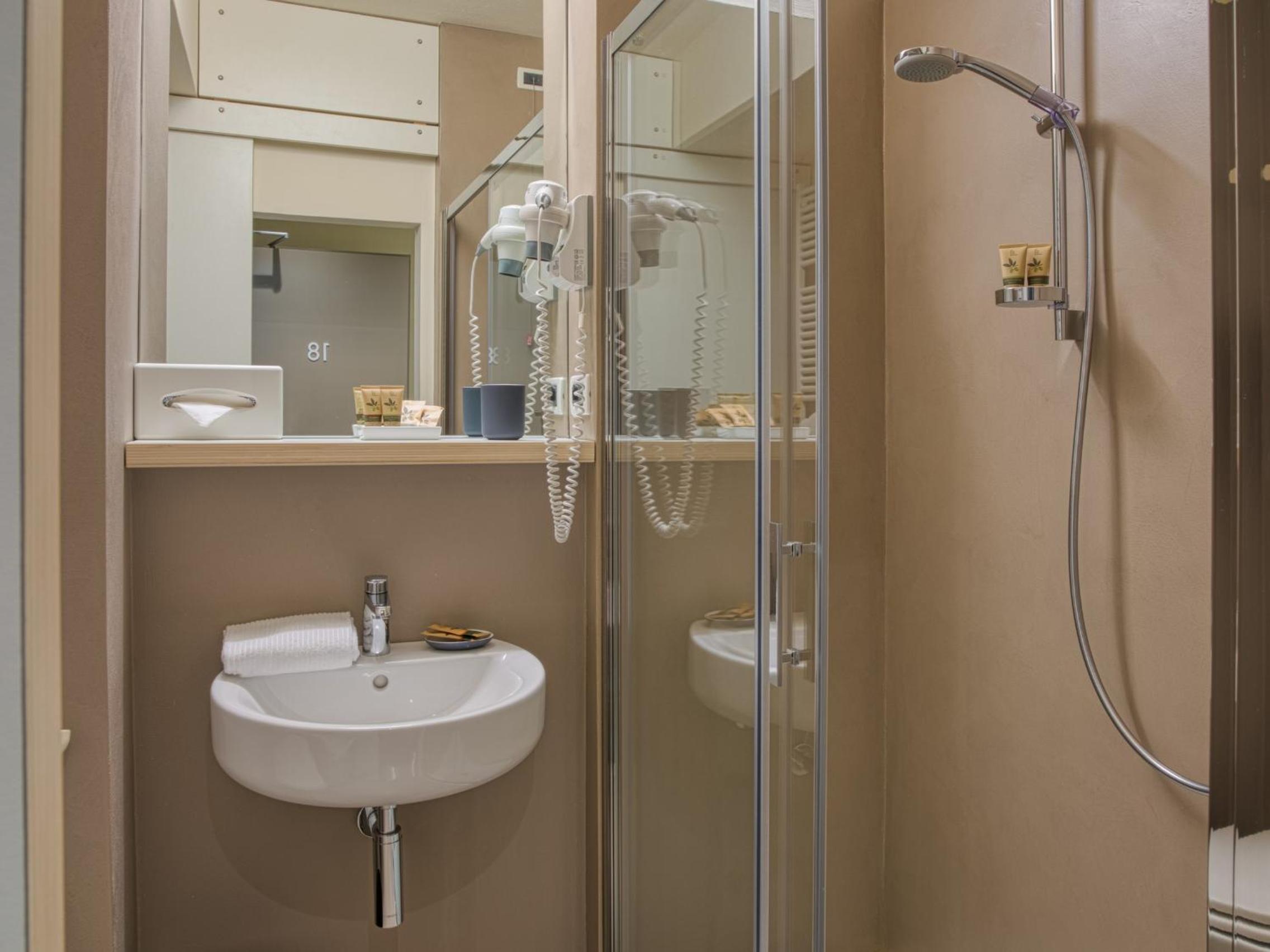 Double Room with Harbor View - Photo 12