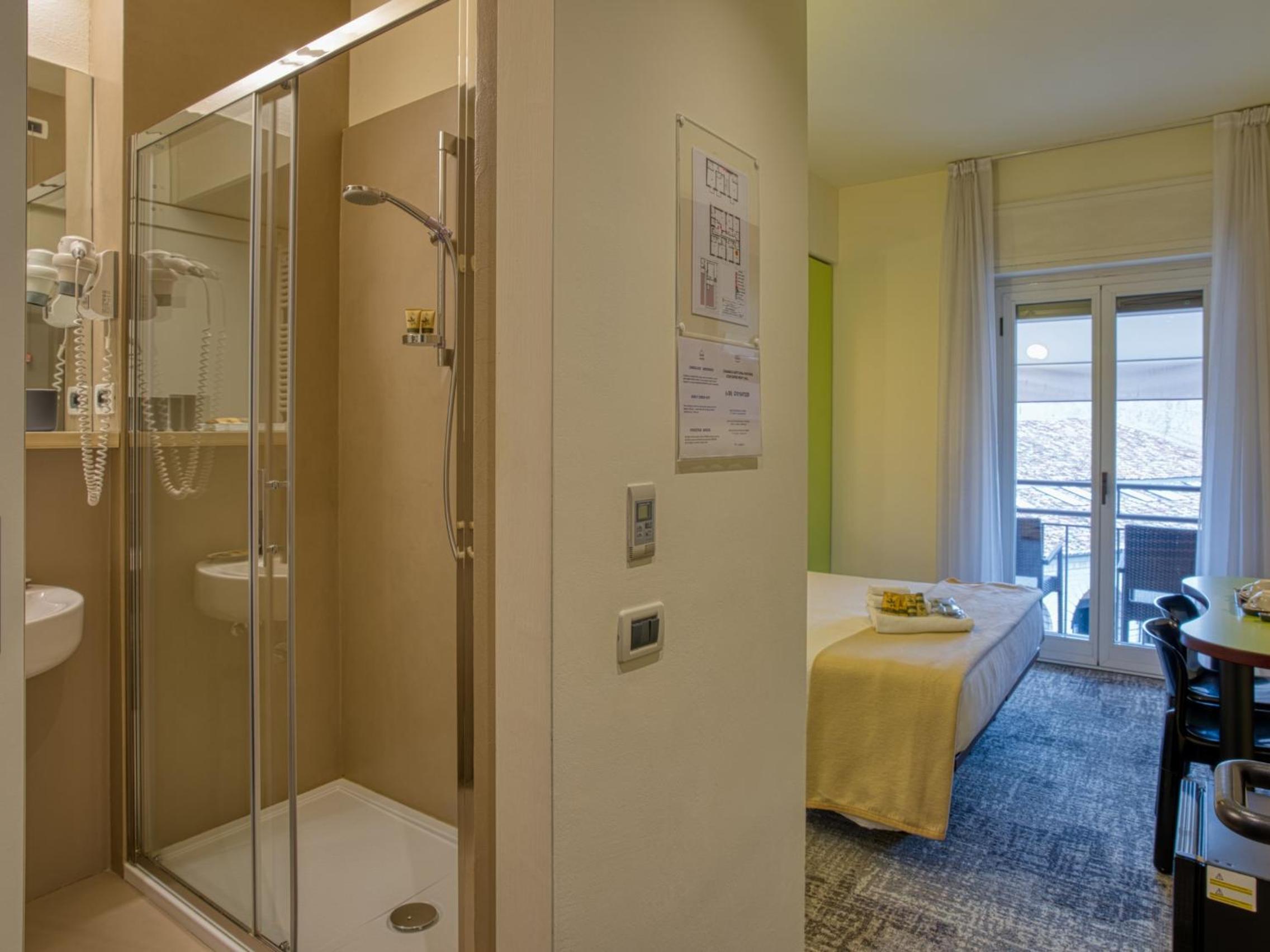 Double Room with Harbor View - Photo 11