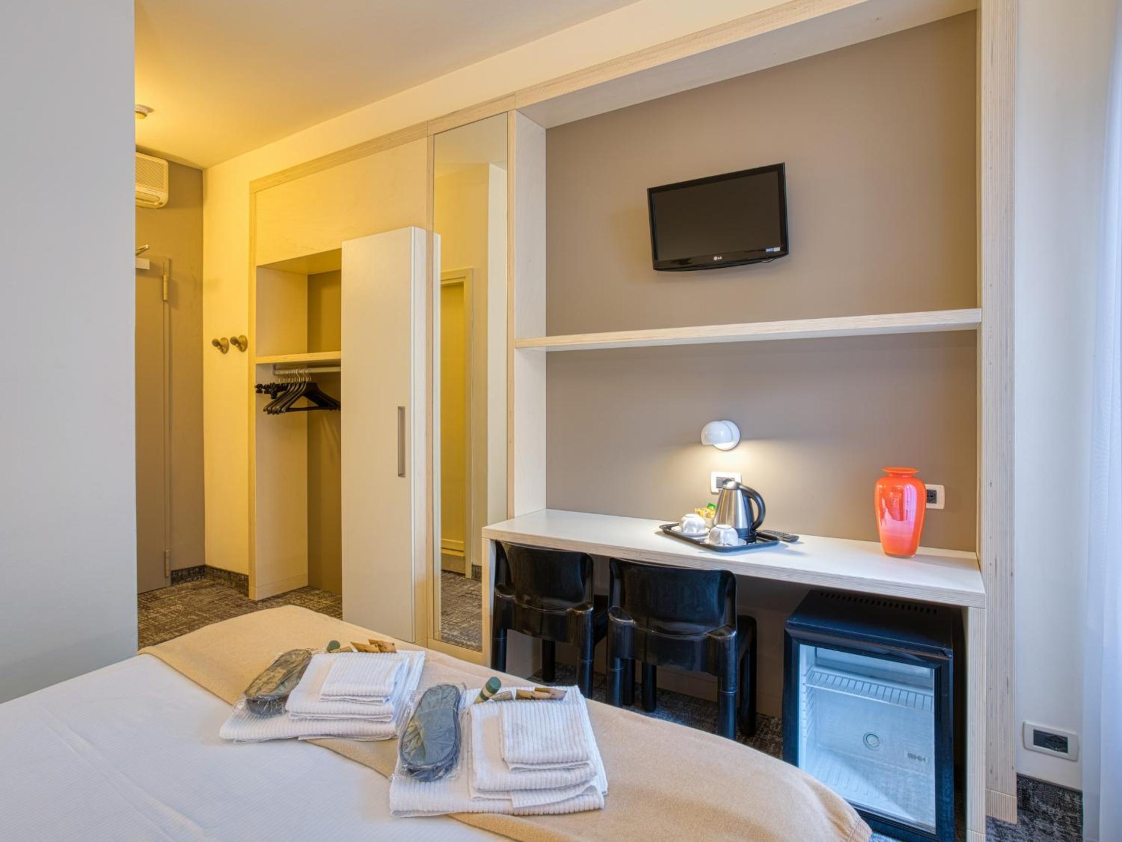 Double Room - Photo 5