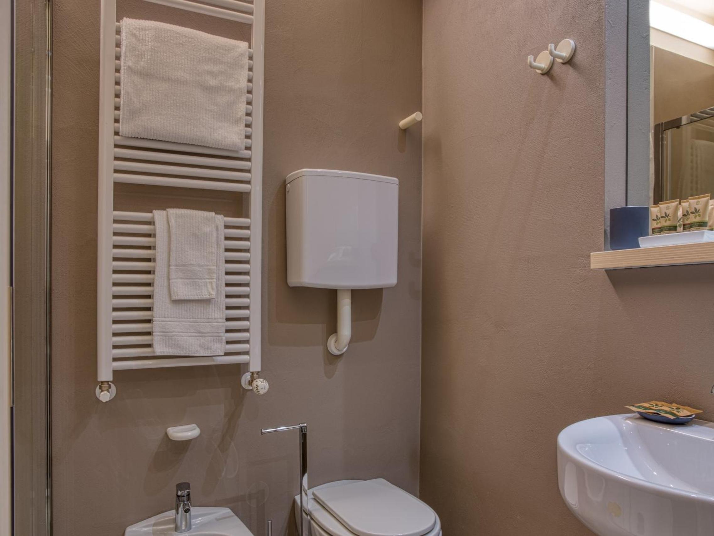 Double Room - Photo 16