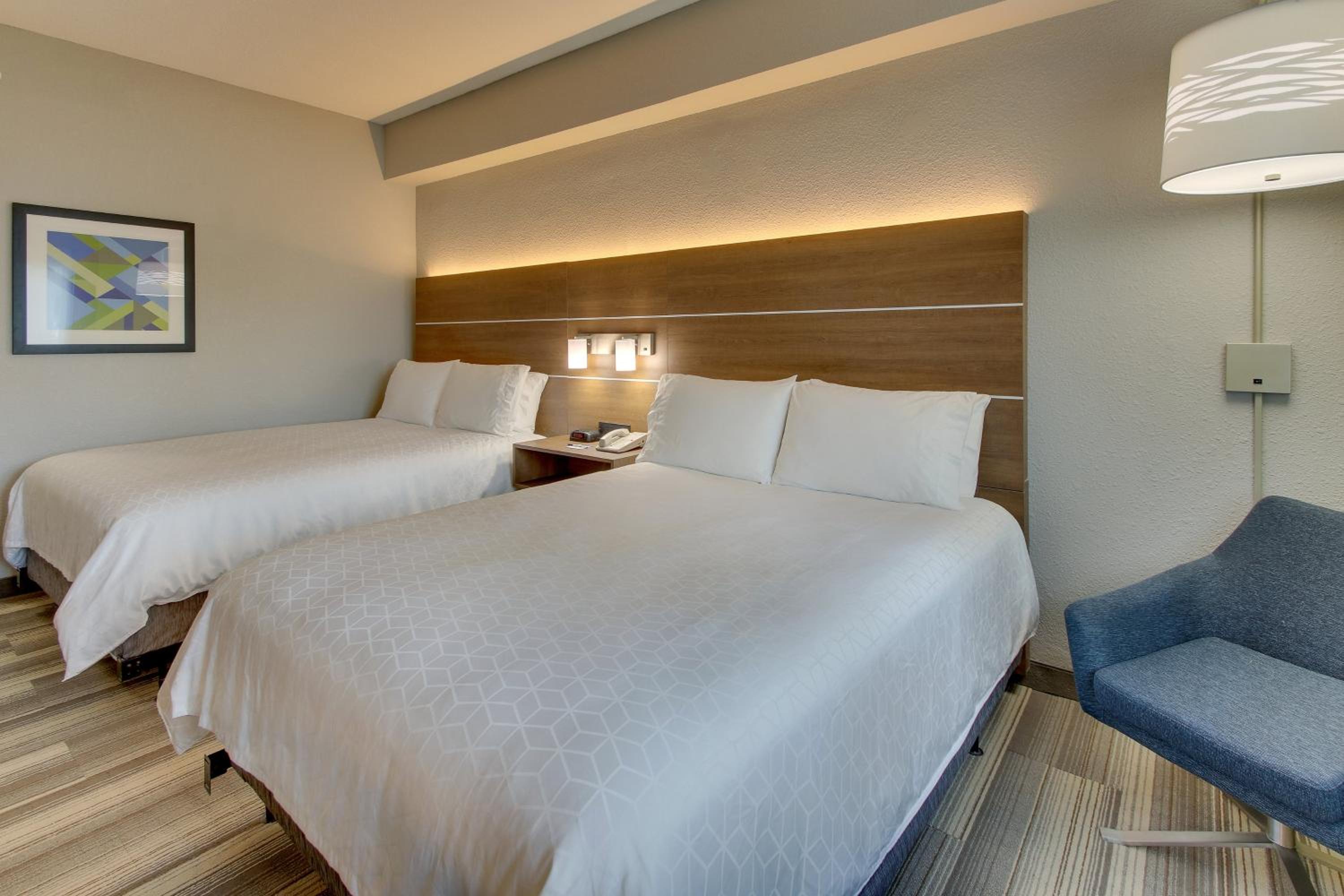Standard Queen Room with Two Queen Beds - Photo 5