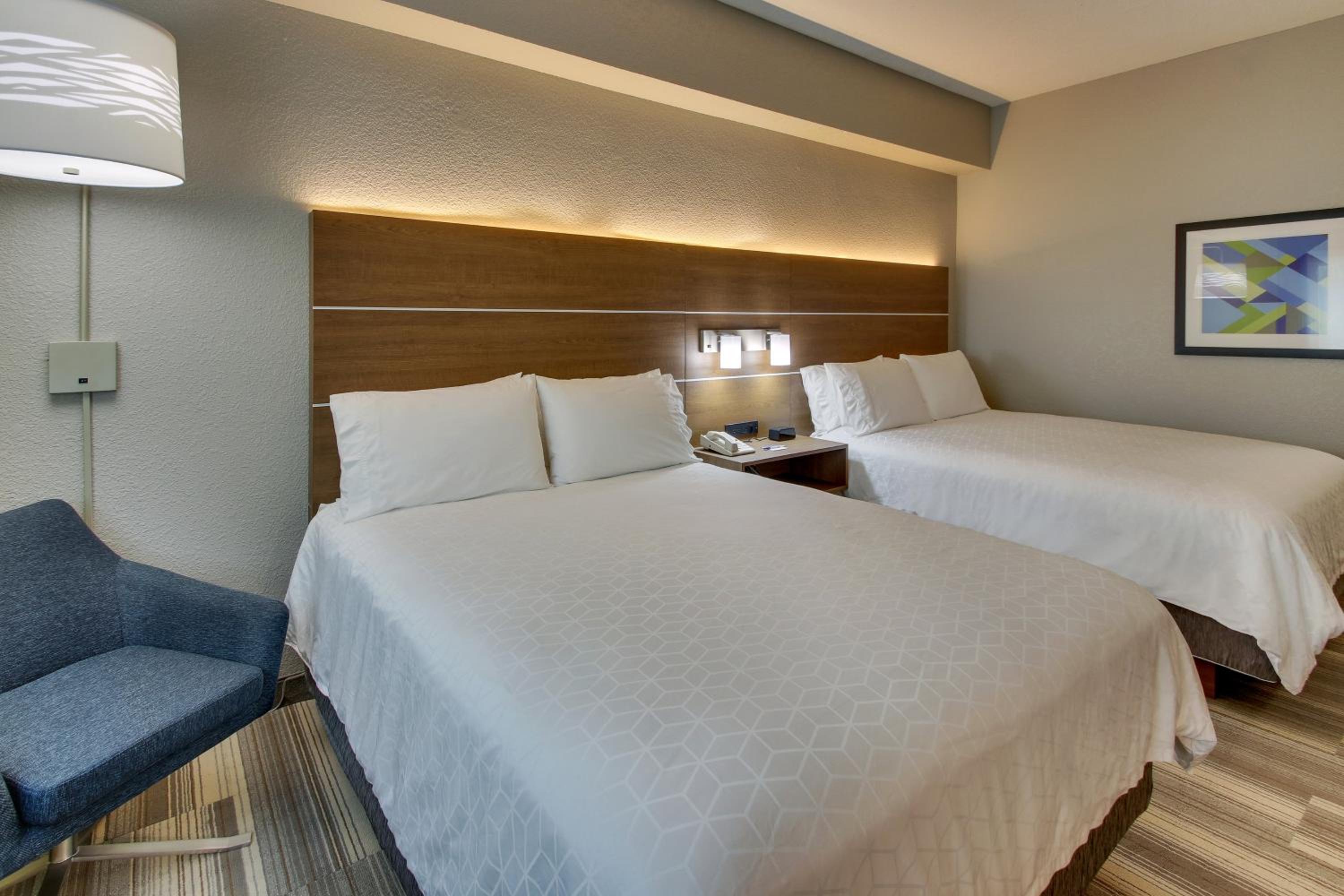 Standard Queen Room with Two Queen Beds - Photo 6