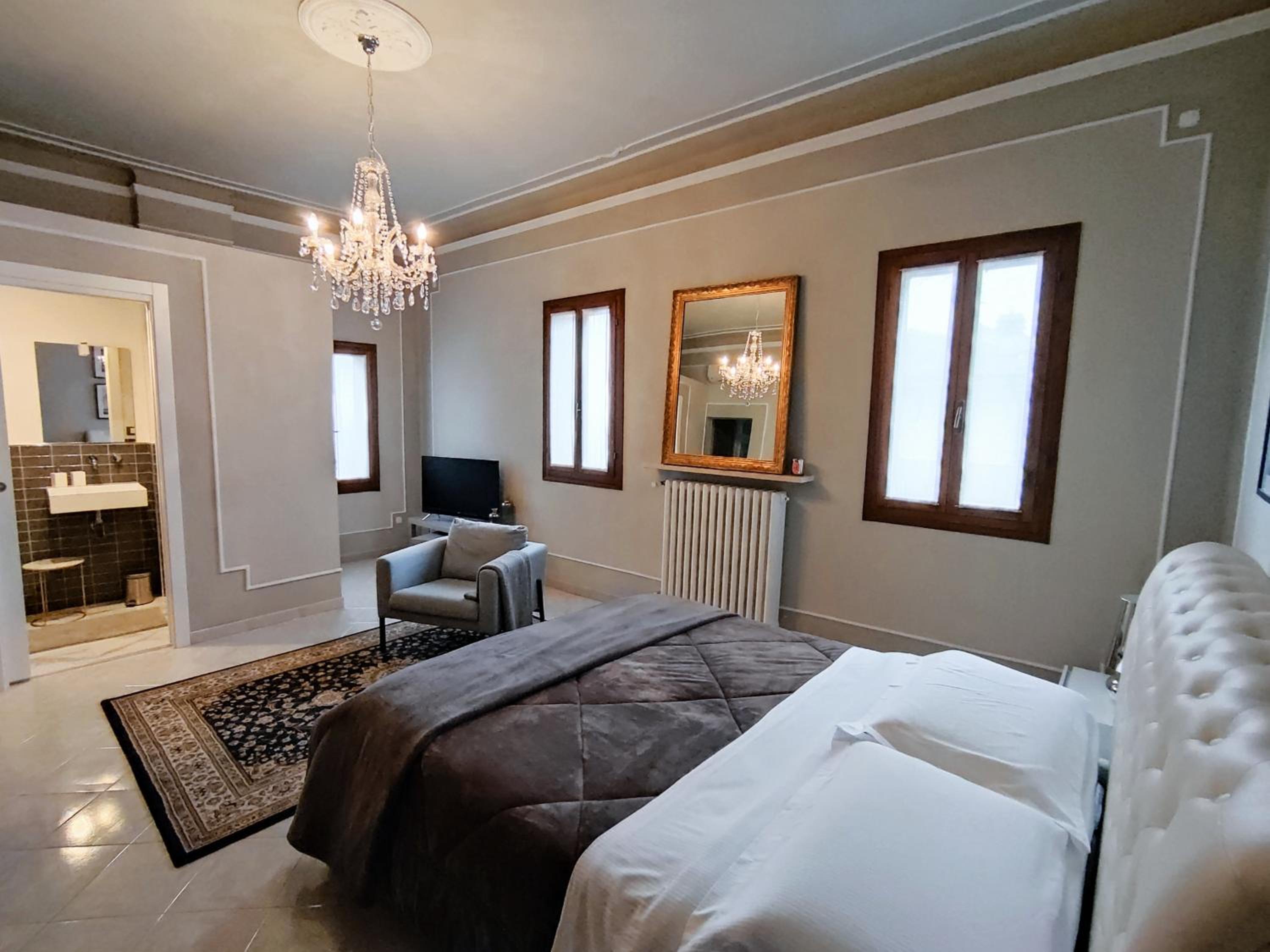 Queen Room - Photo 5
