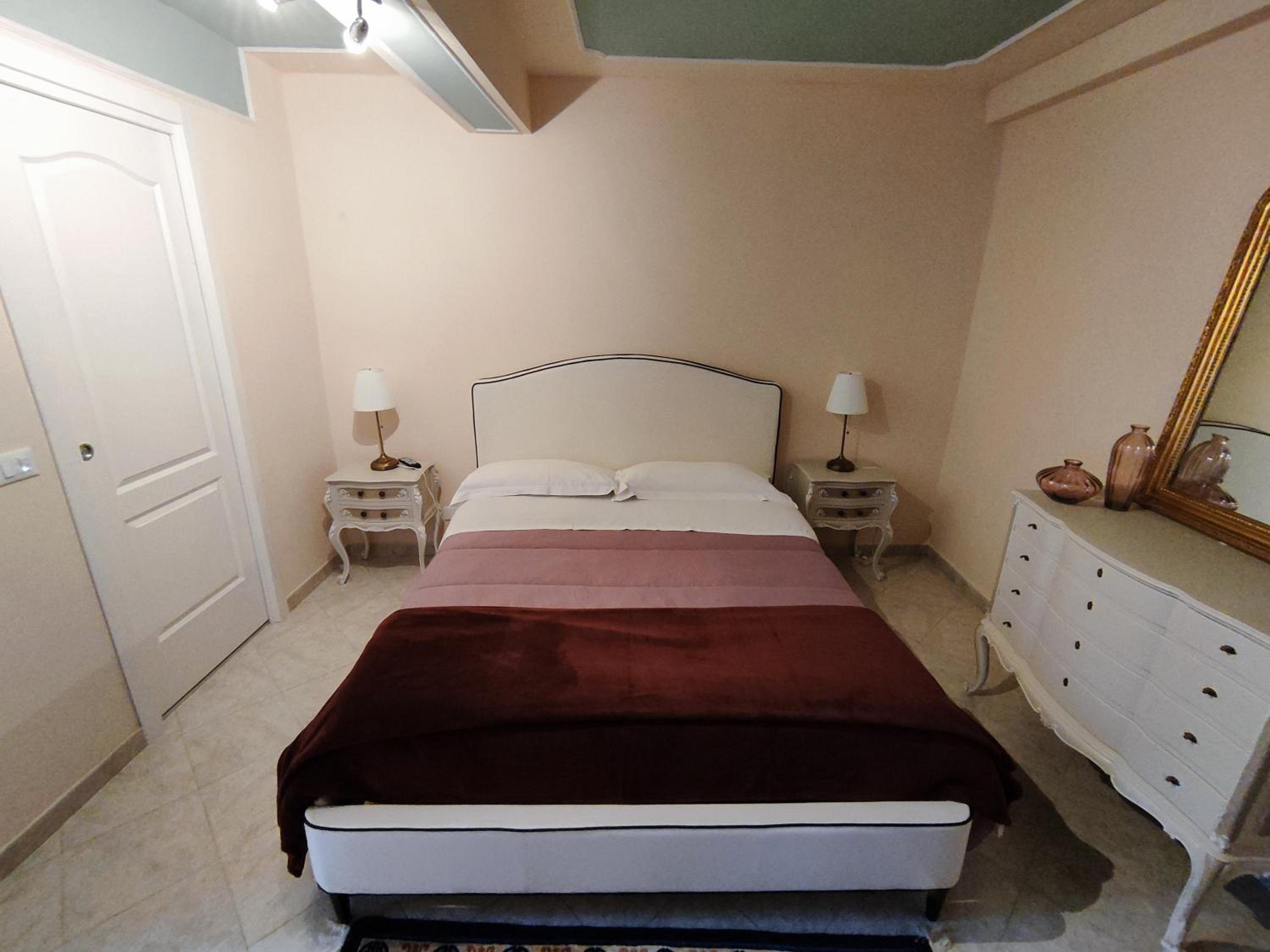 Deluxe King Room - Photo 5