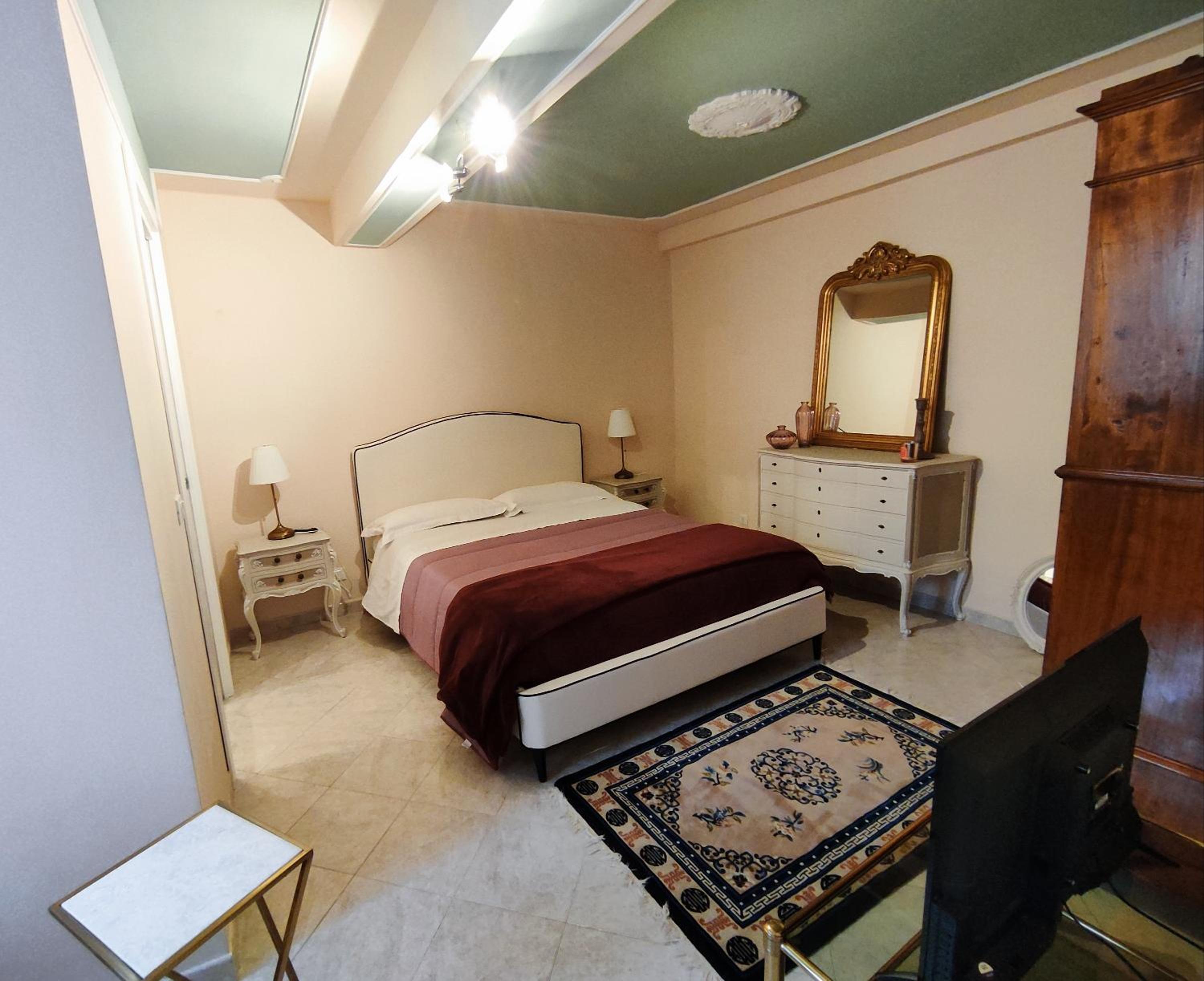 Deluxe King Room - Photo 1