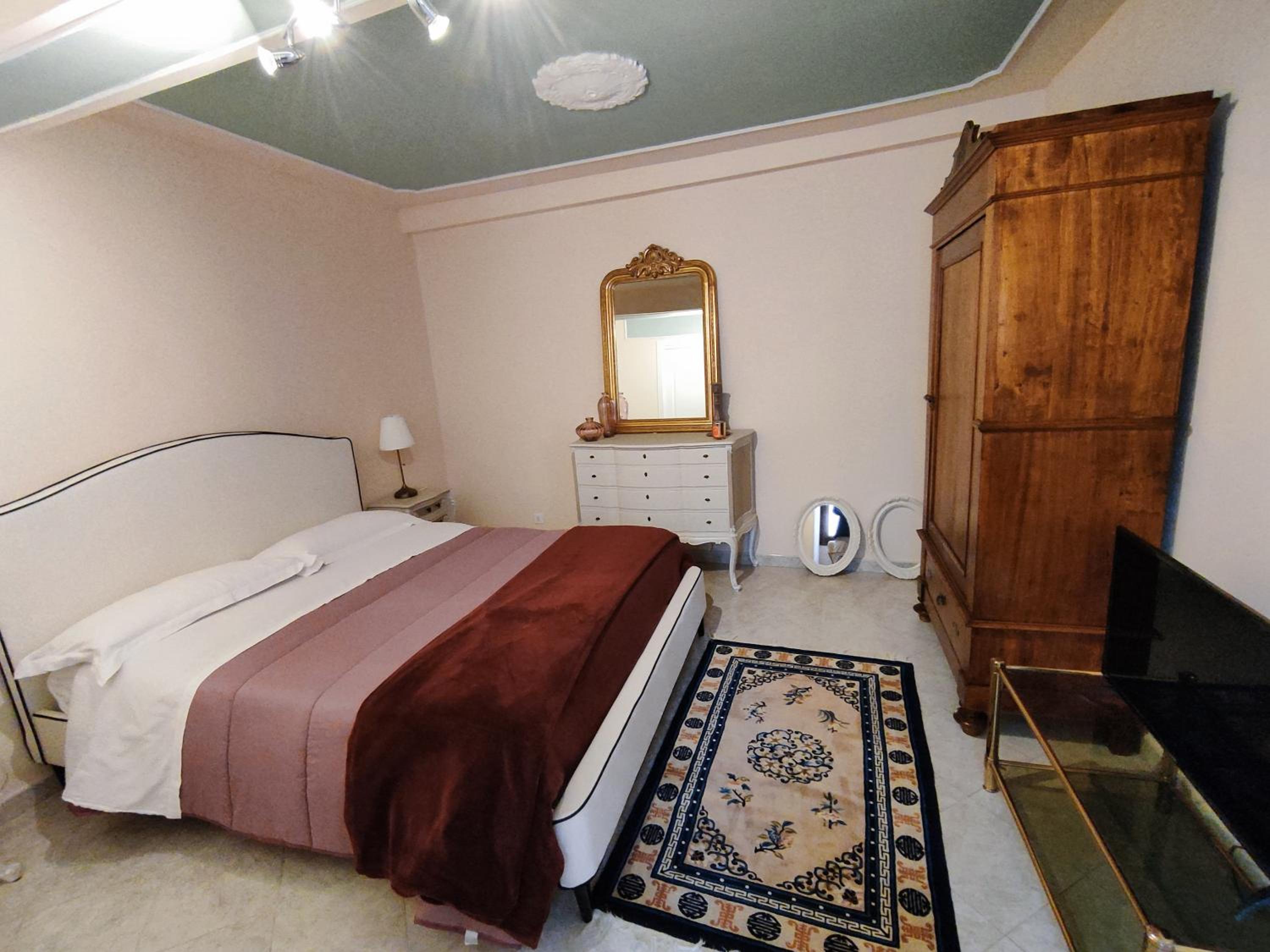 Deluxe King Room - Photo 3