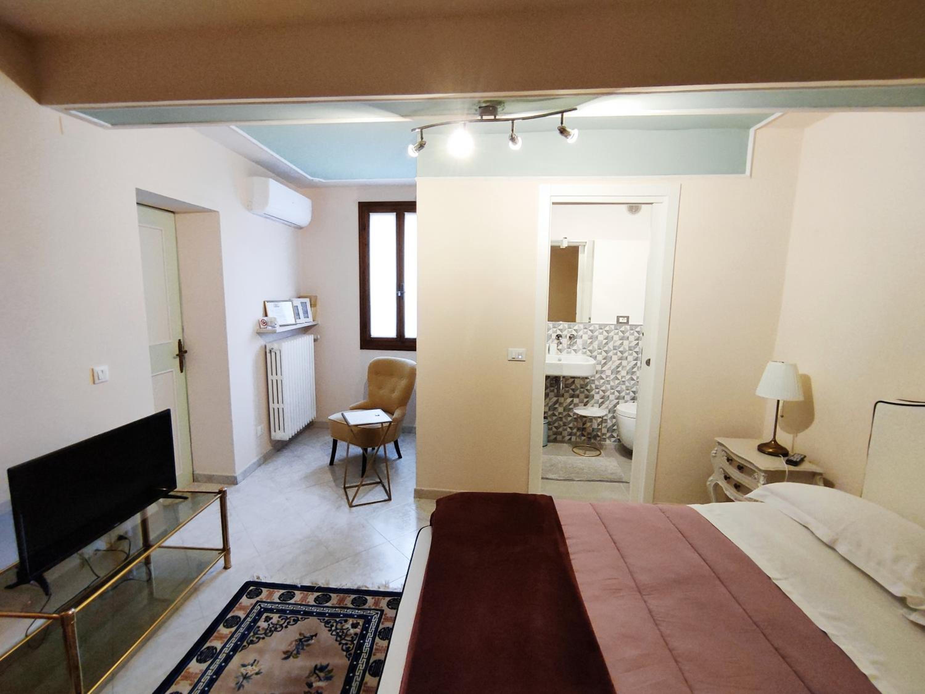 Deluxe King Room - Photo 6