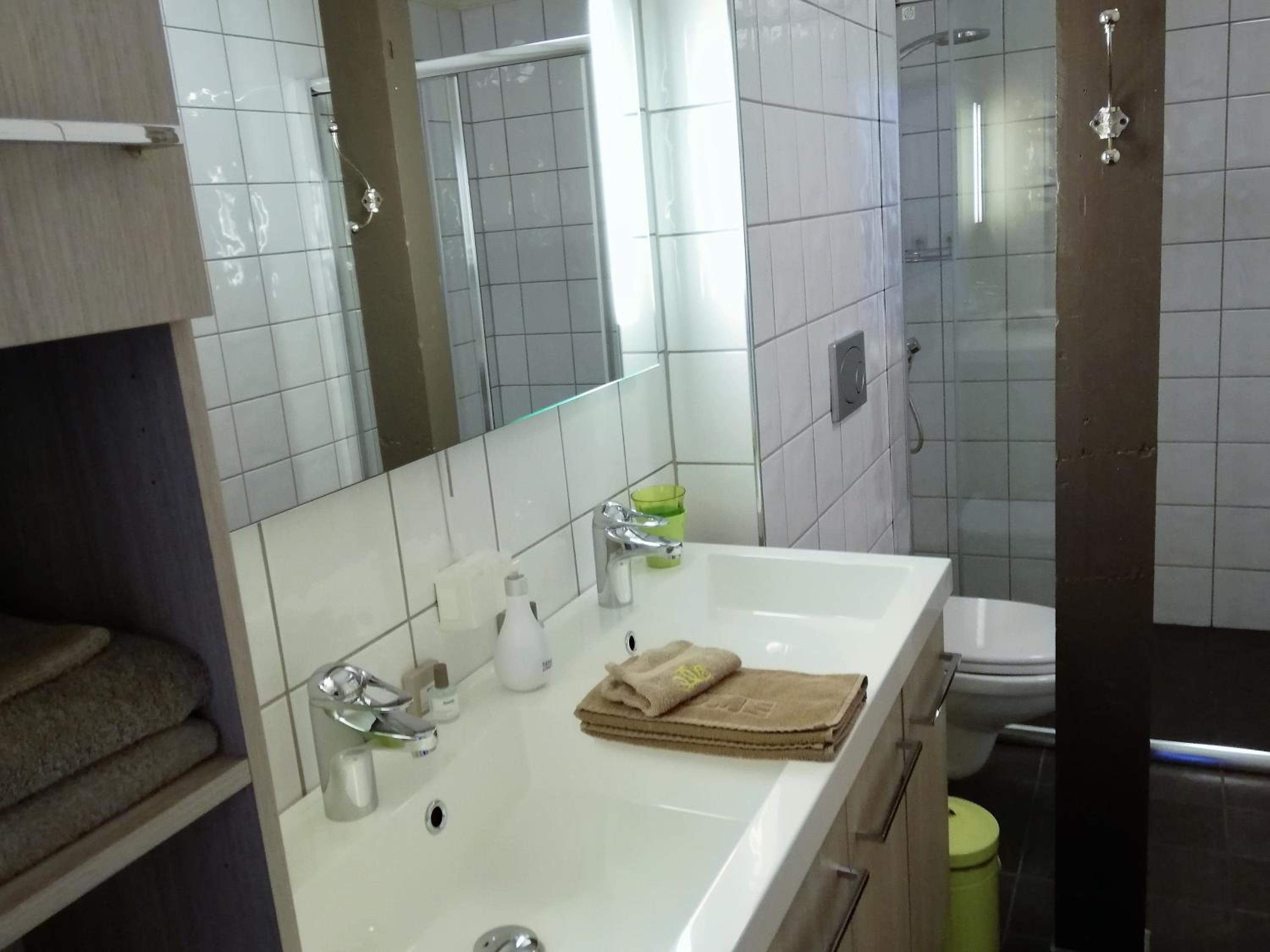 Family Room with Private Bathroom photo 2