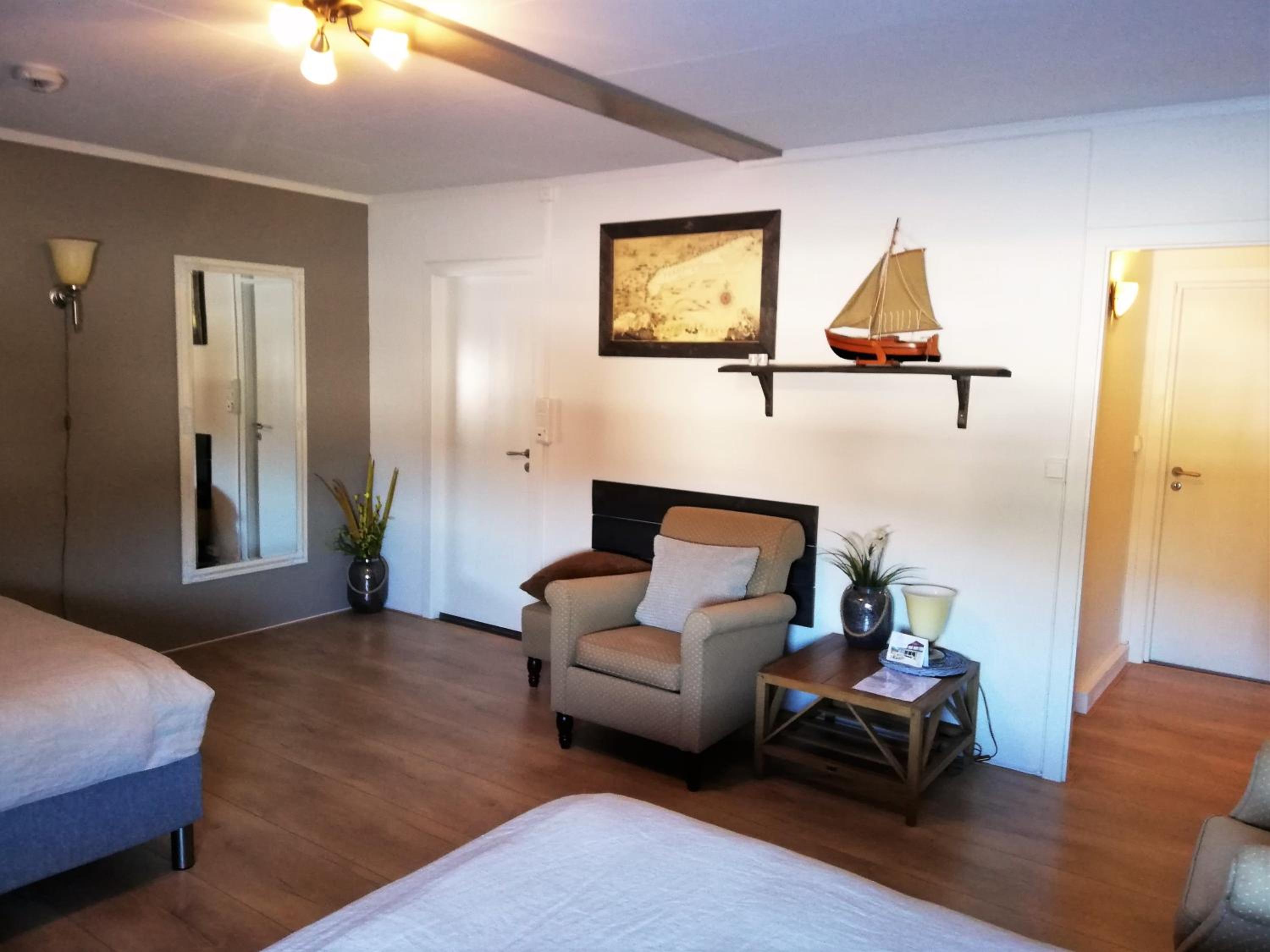Family Room with Private Bathroom photo 3