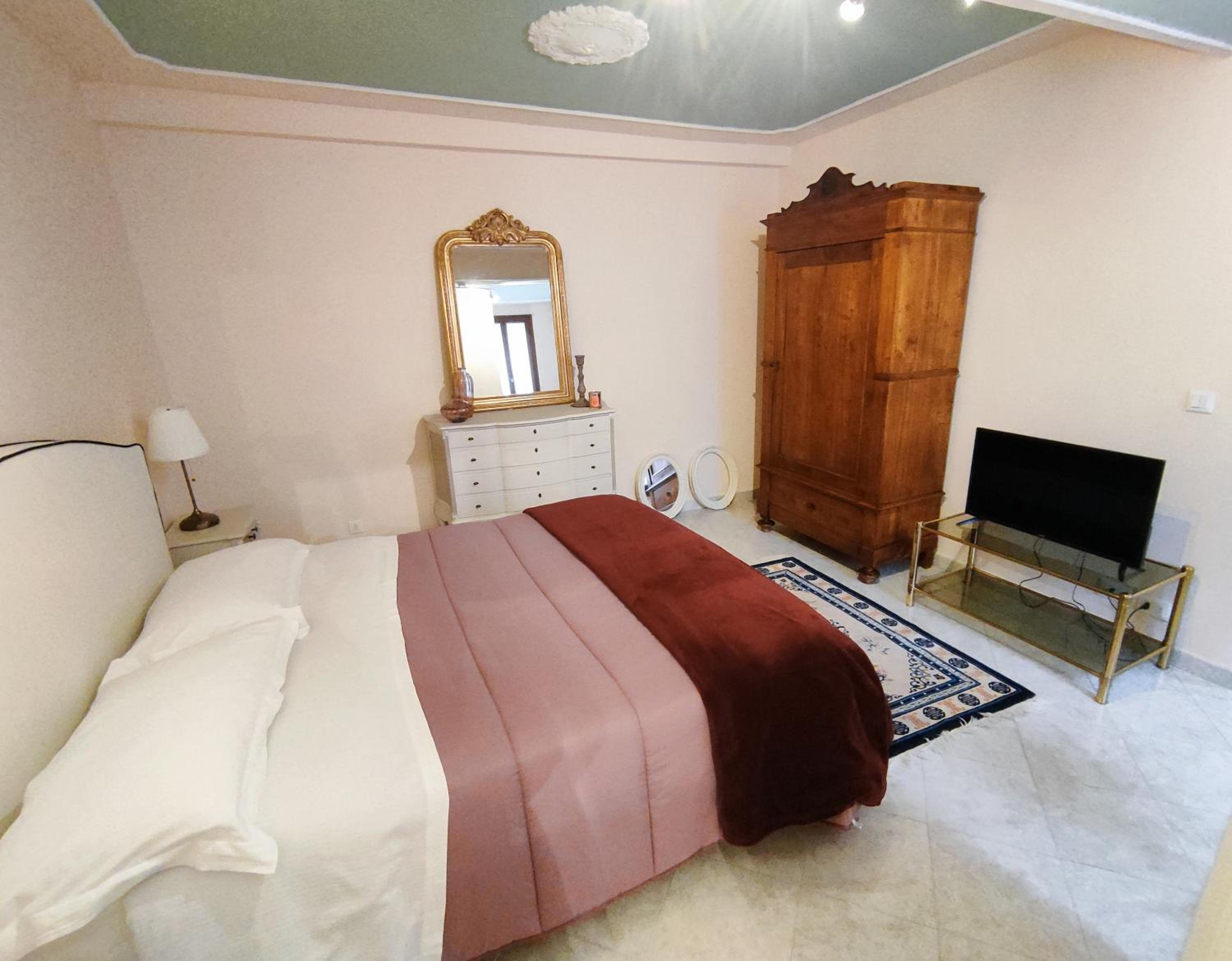 Deluxe King Room - Photo 2