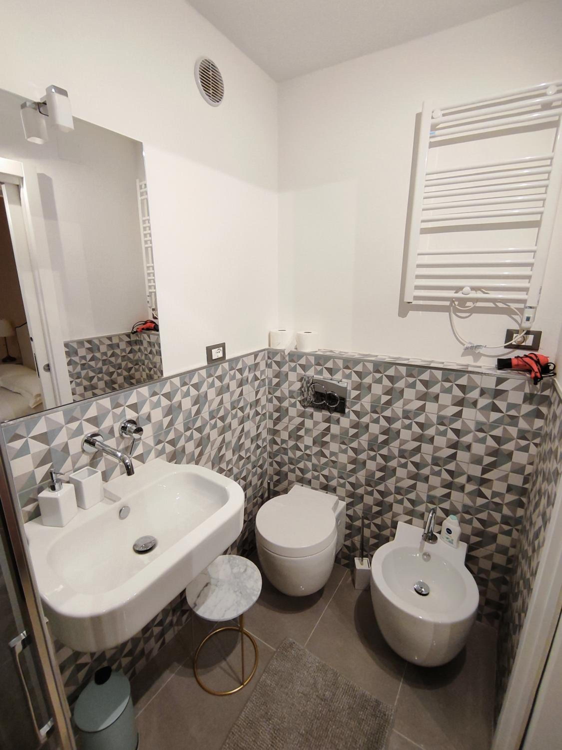 Deluxe King Room - Photo 8