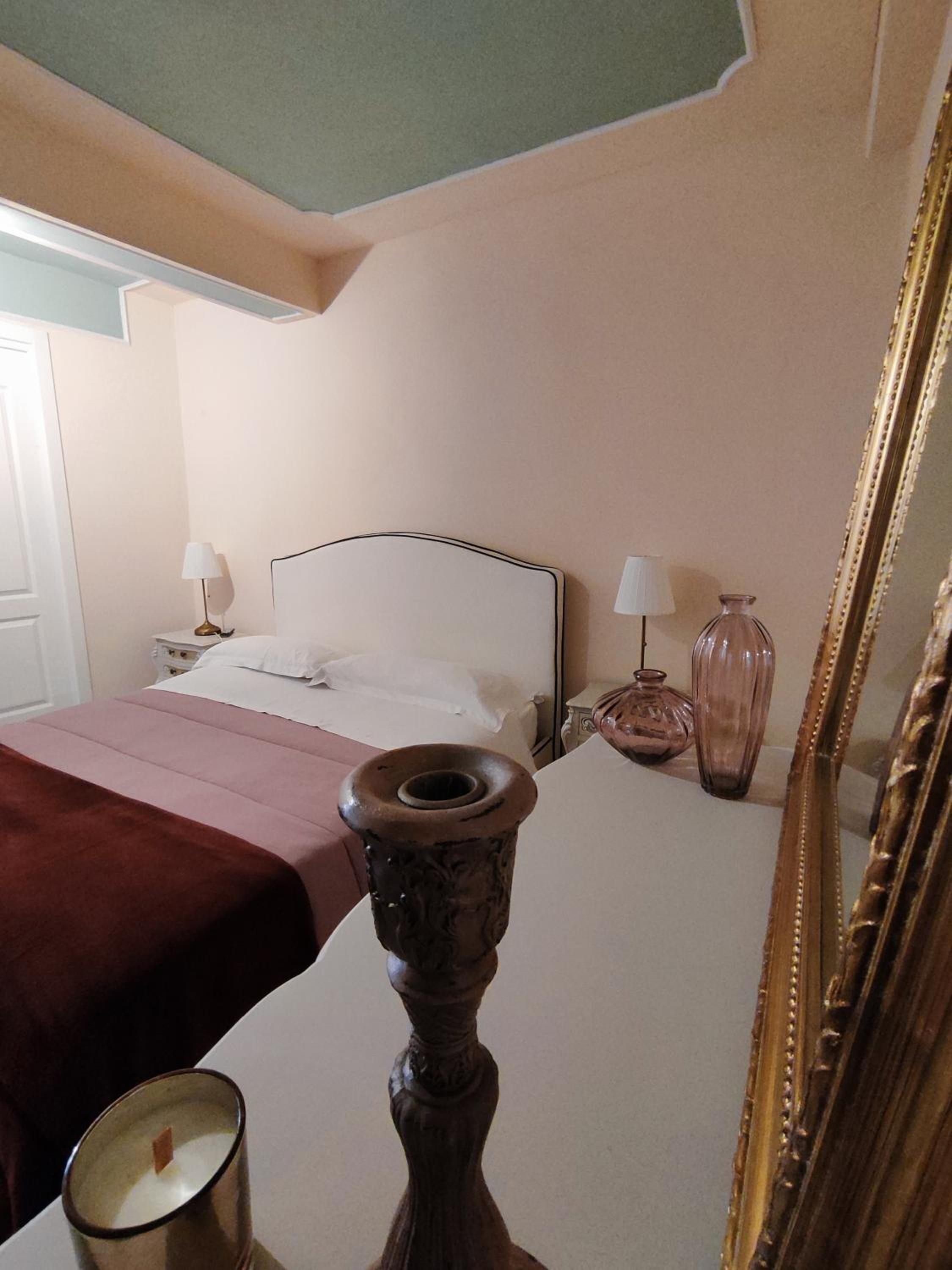 Deluxe King Room - Photo 9