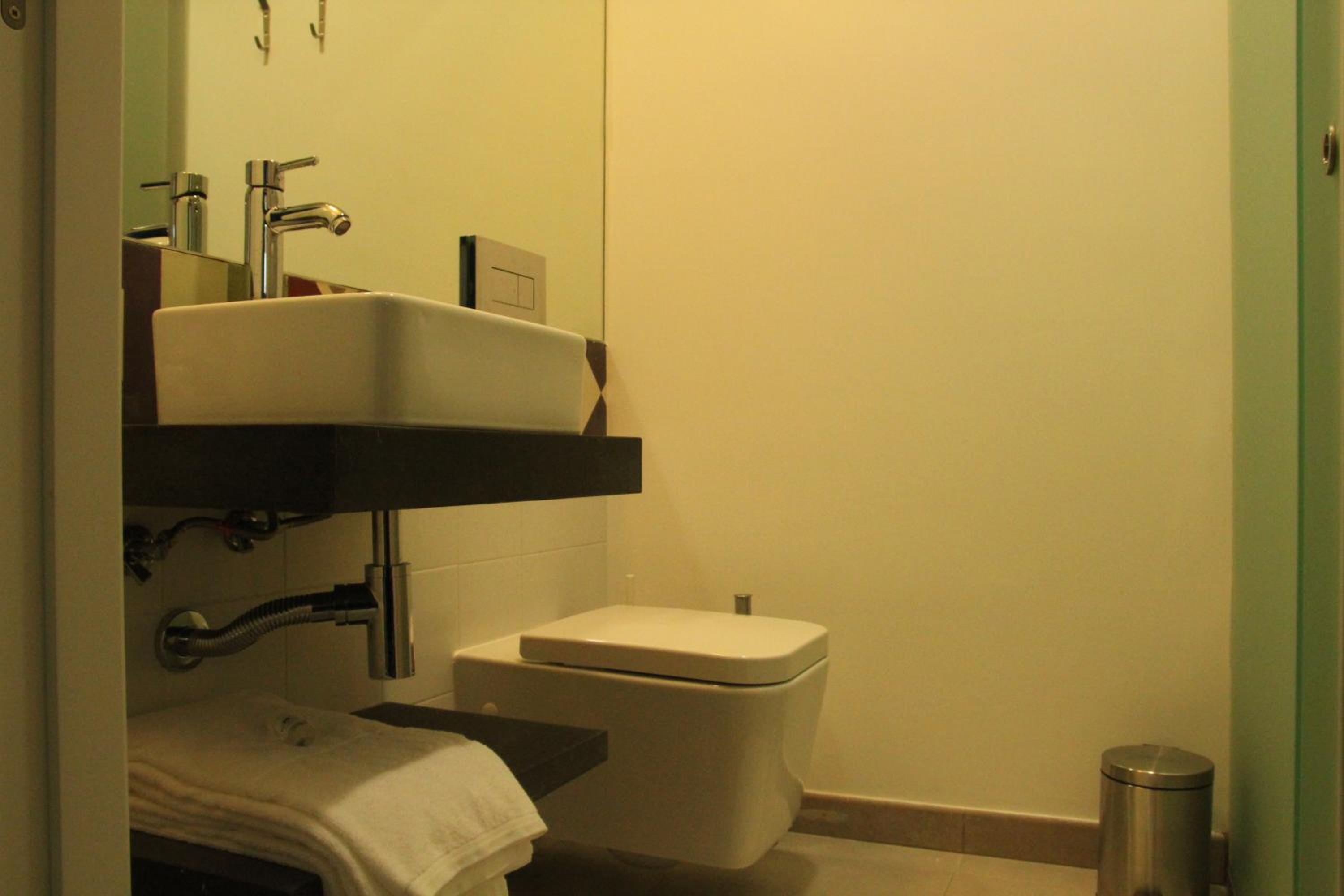 Bed in 4-Bed Mixed Dormitory Room with En Suite Shared Bathroom photo 1