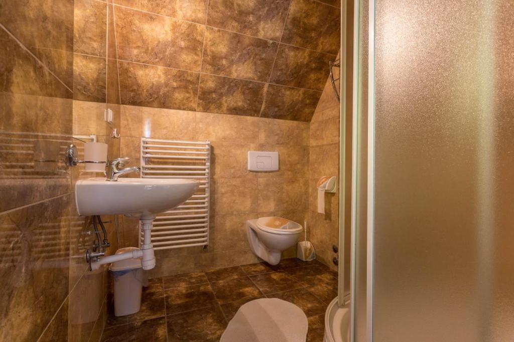 Large Double Room - Photo 5