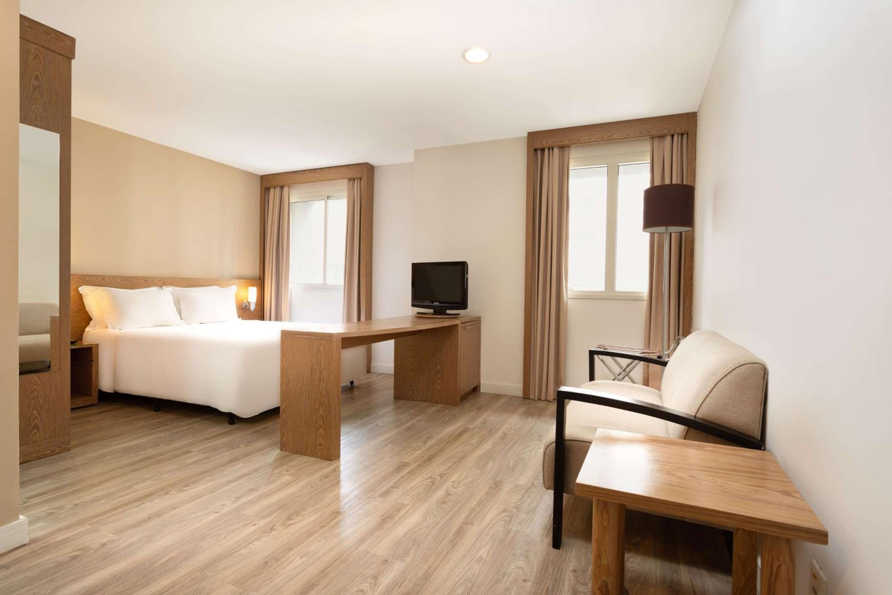 Deluxe Suite with  1 Queen Bed, Non Smoking