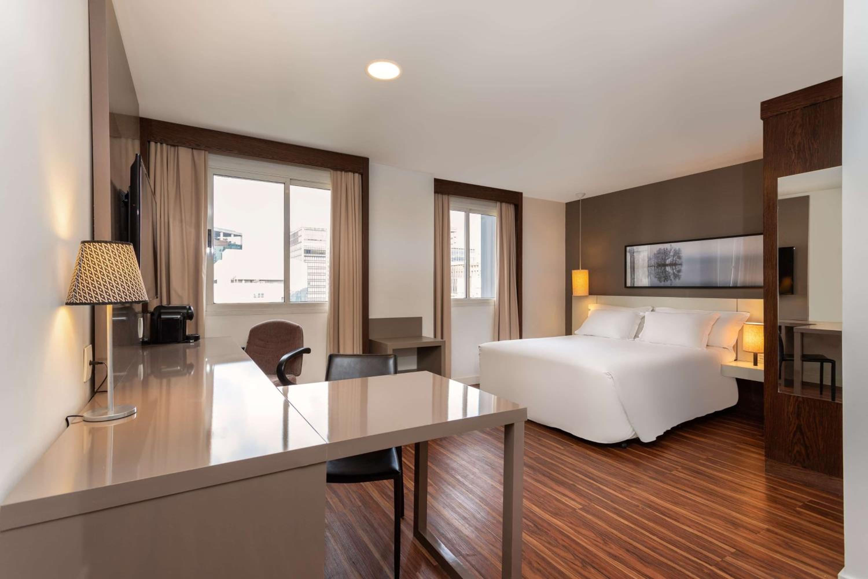 Business Room with 1 Queen Bed, Non Smoking