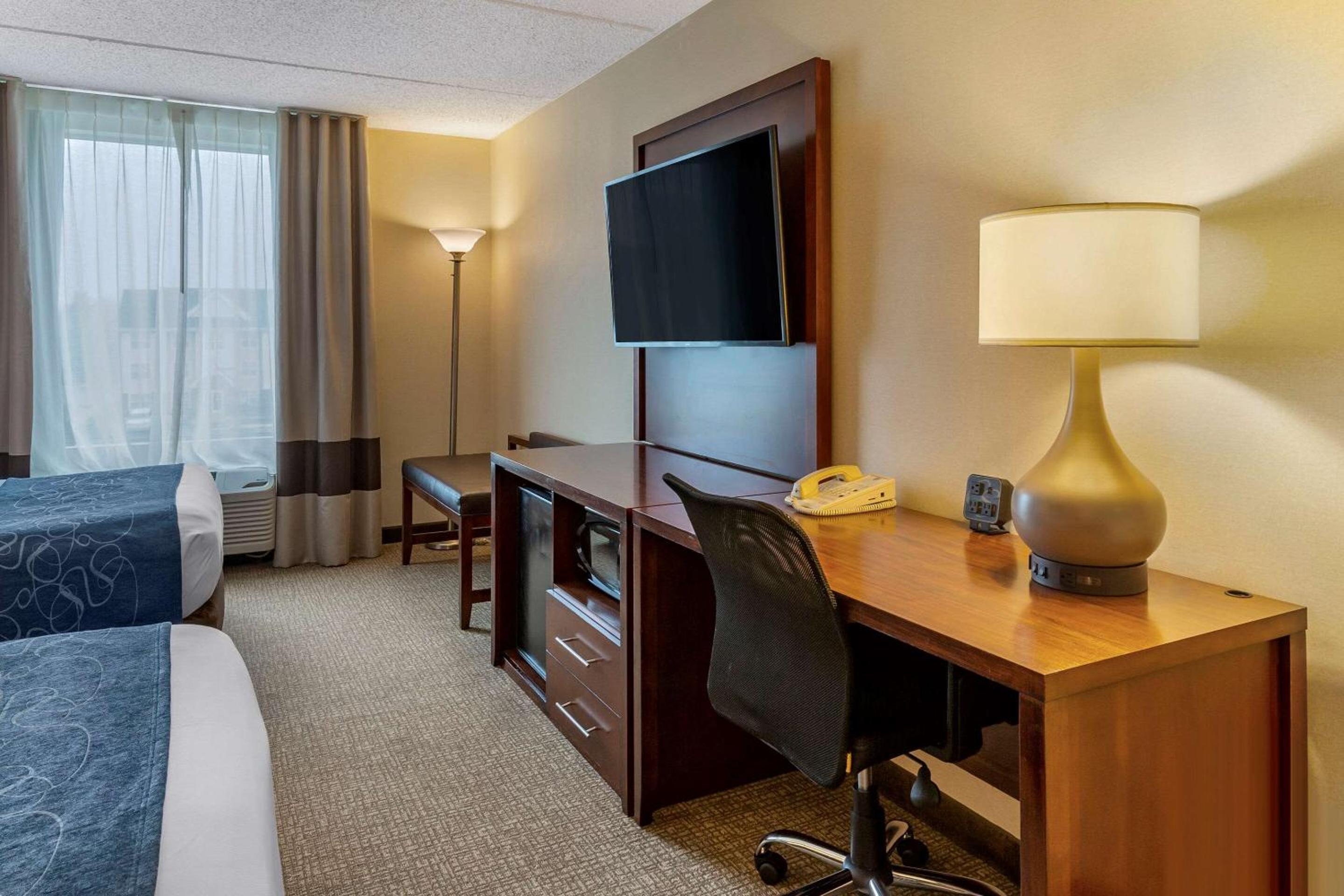 Queen Suite with Two Queen Beds - Photo 3