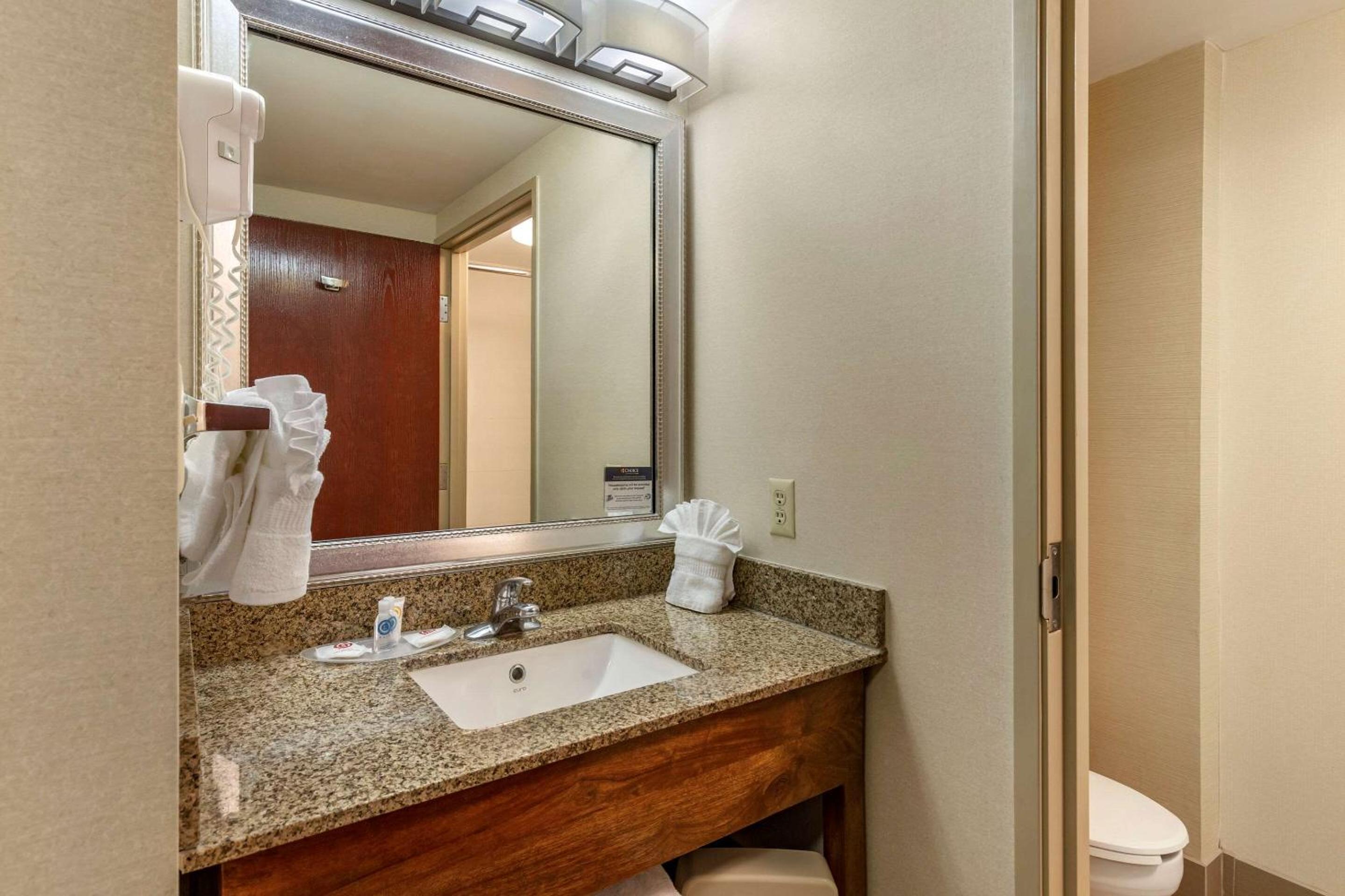 Queen Suite with Two Queen Beds - Photo 4