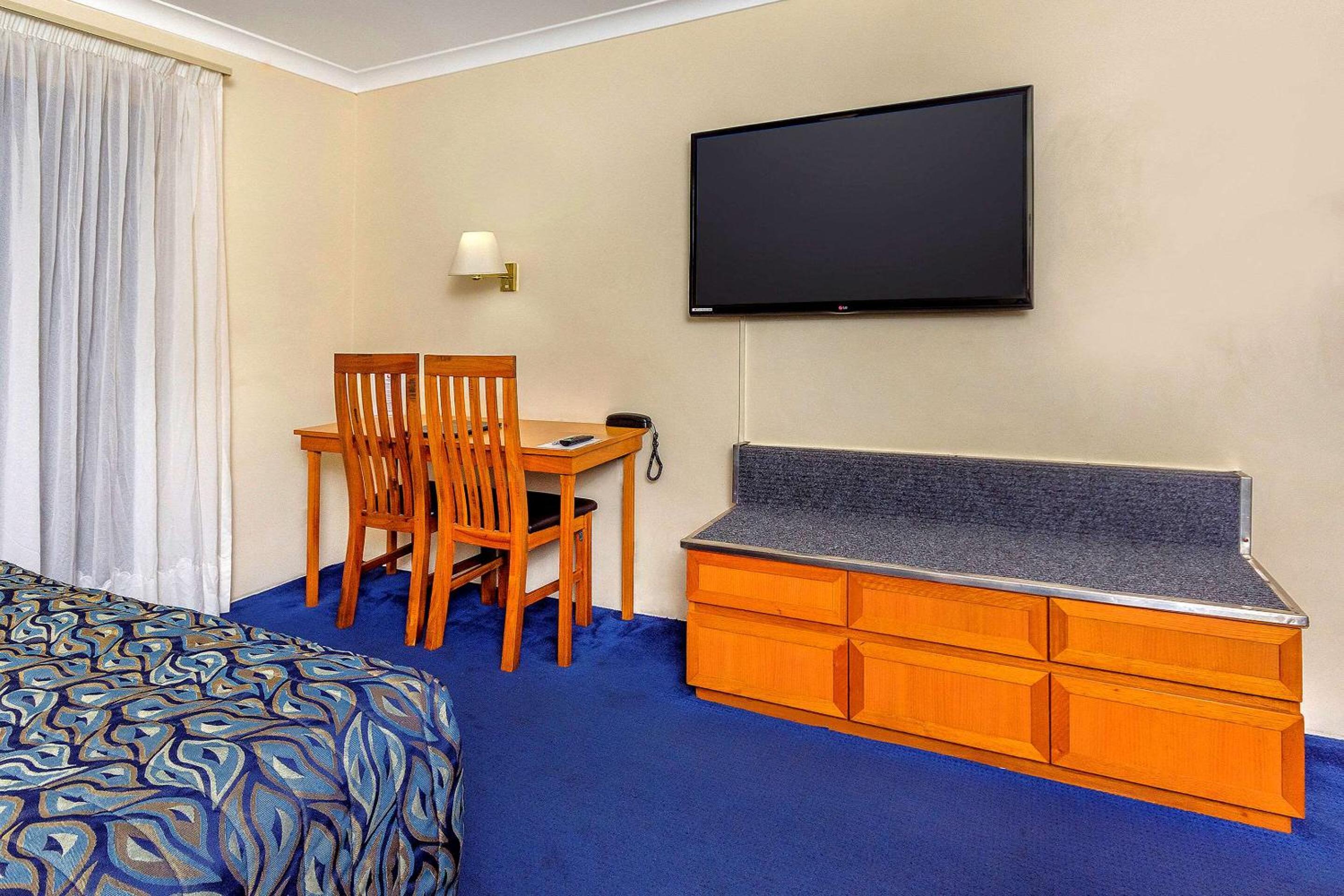 Executive Room with One Queen Bed and One Single Bed - Non-Smoking photo 3