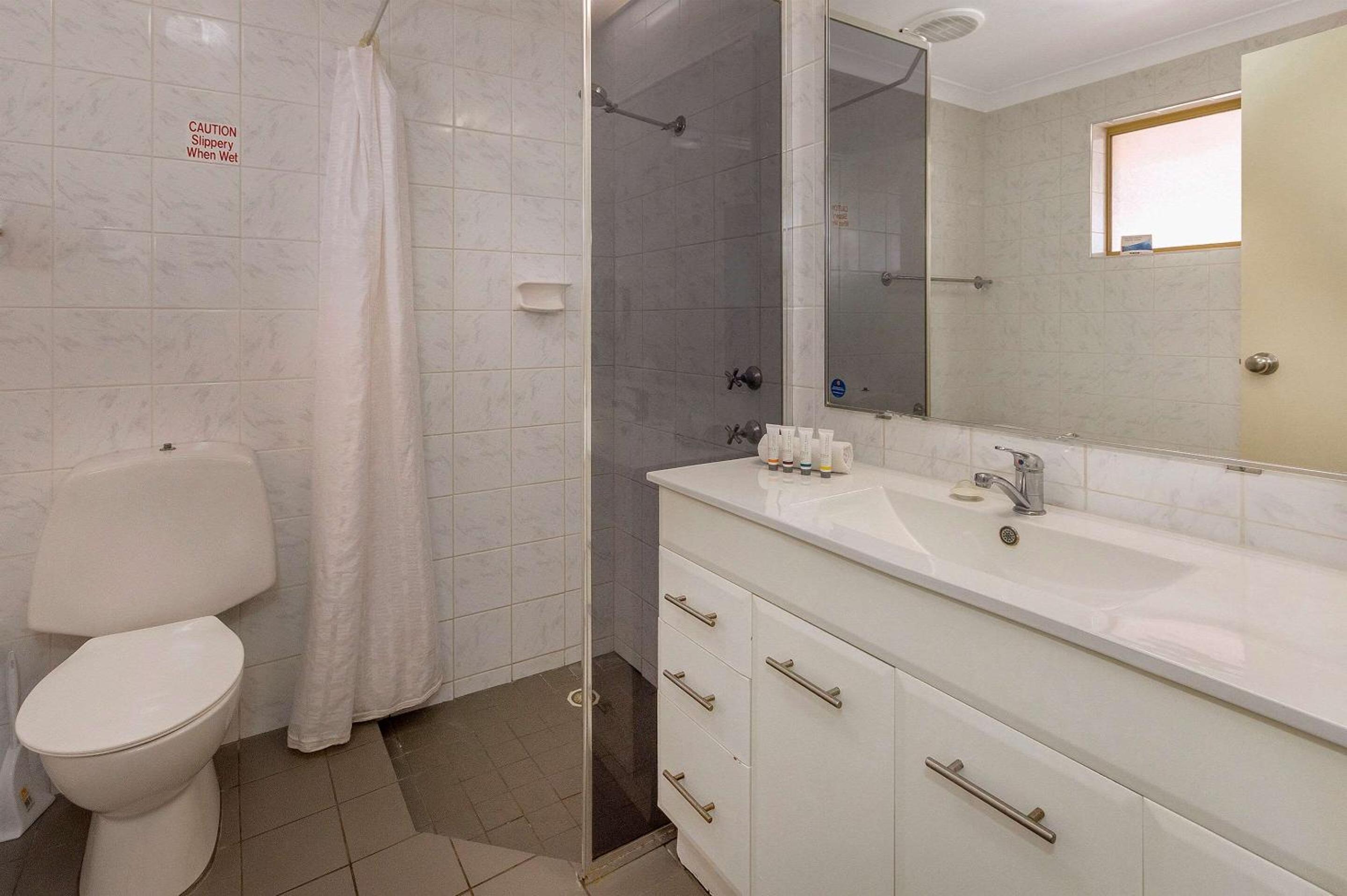 Executive Room with One Queen Bed and One Single Bed - Non-Smoking photo 2