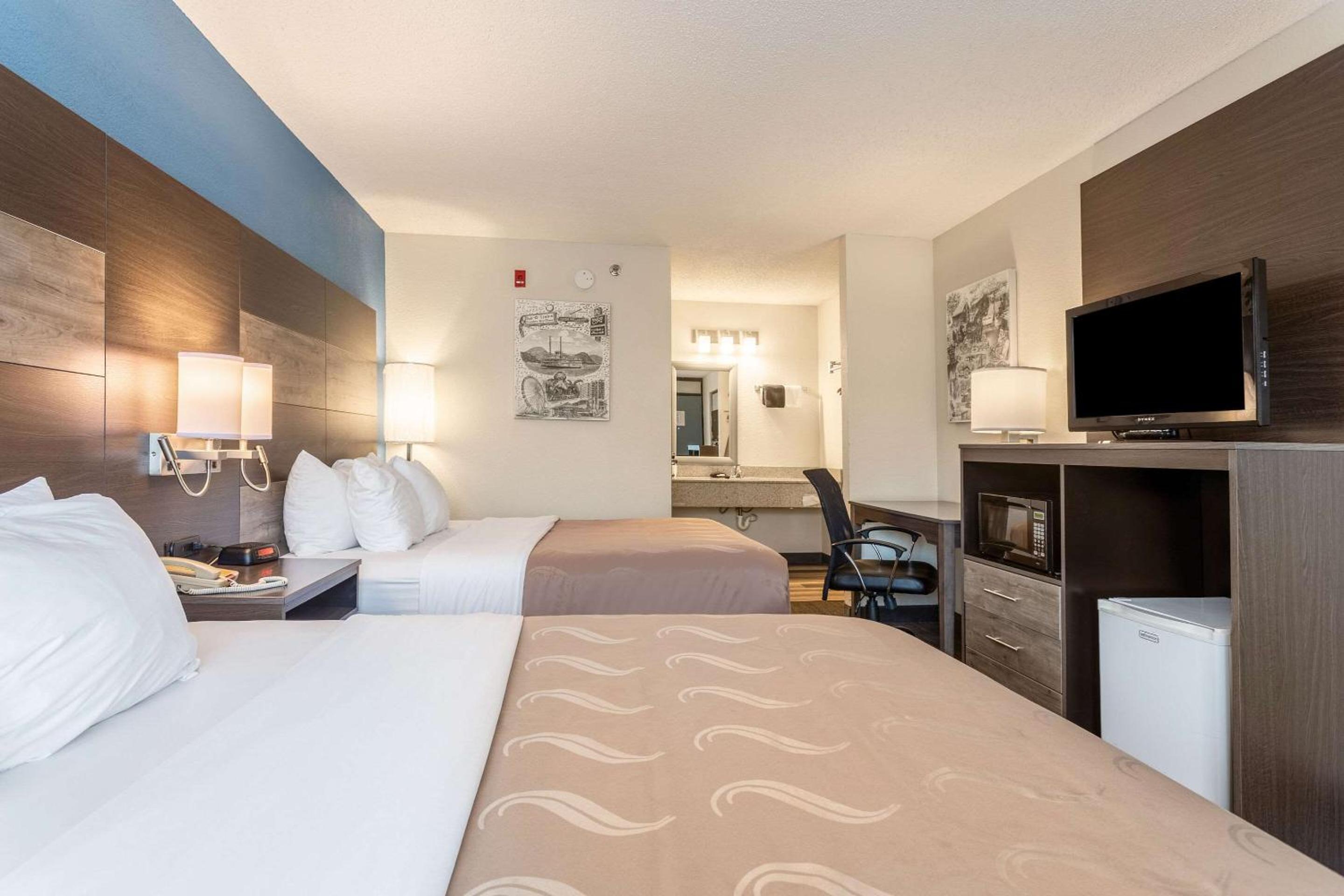 Queen Room with Two Queen Beds - Photo 4
