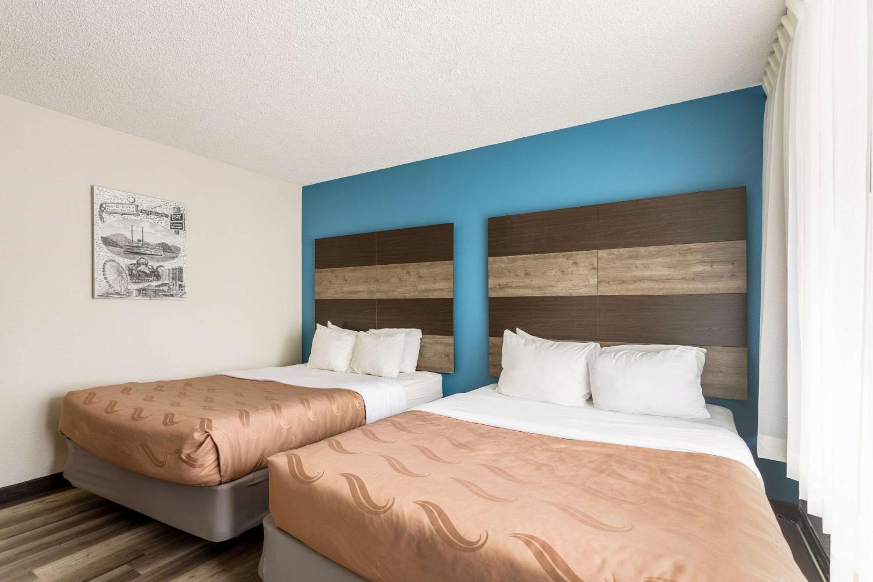 Queen Suite with Three Queen Beds - Non Smoking  - Photo 3