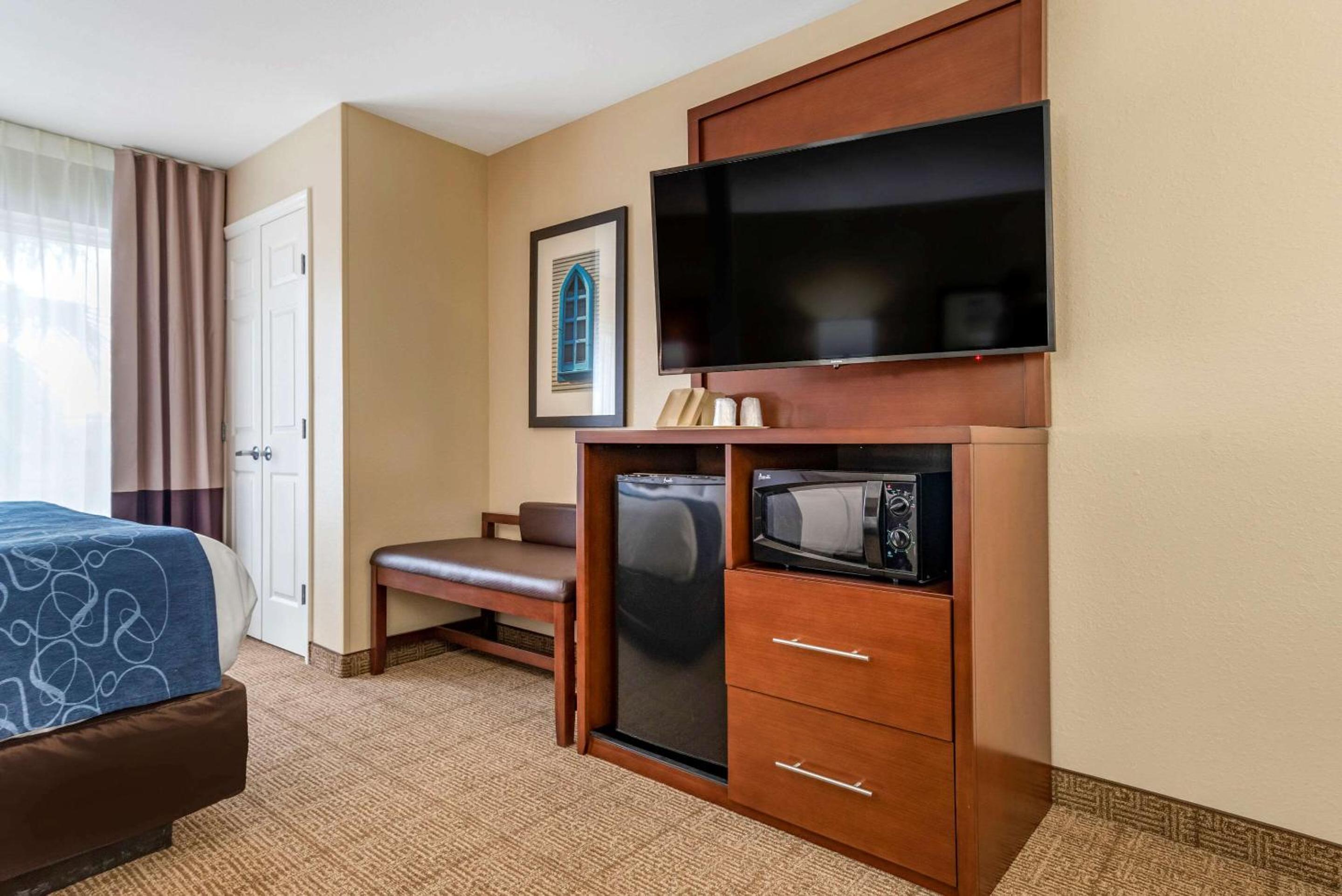 King Suite - Non-Smoking - Photo 2