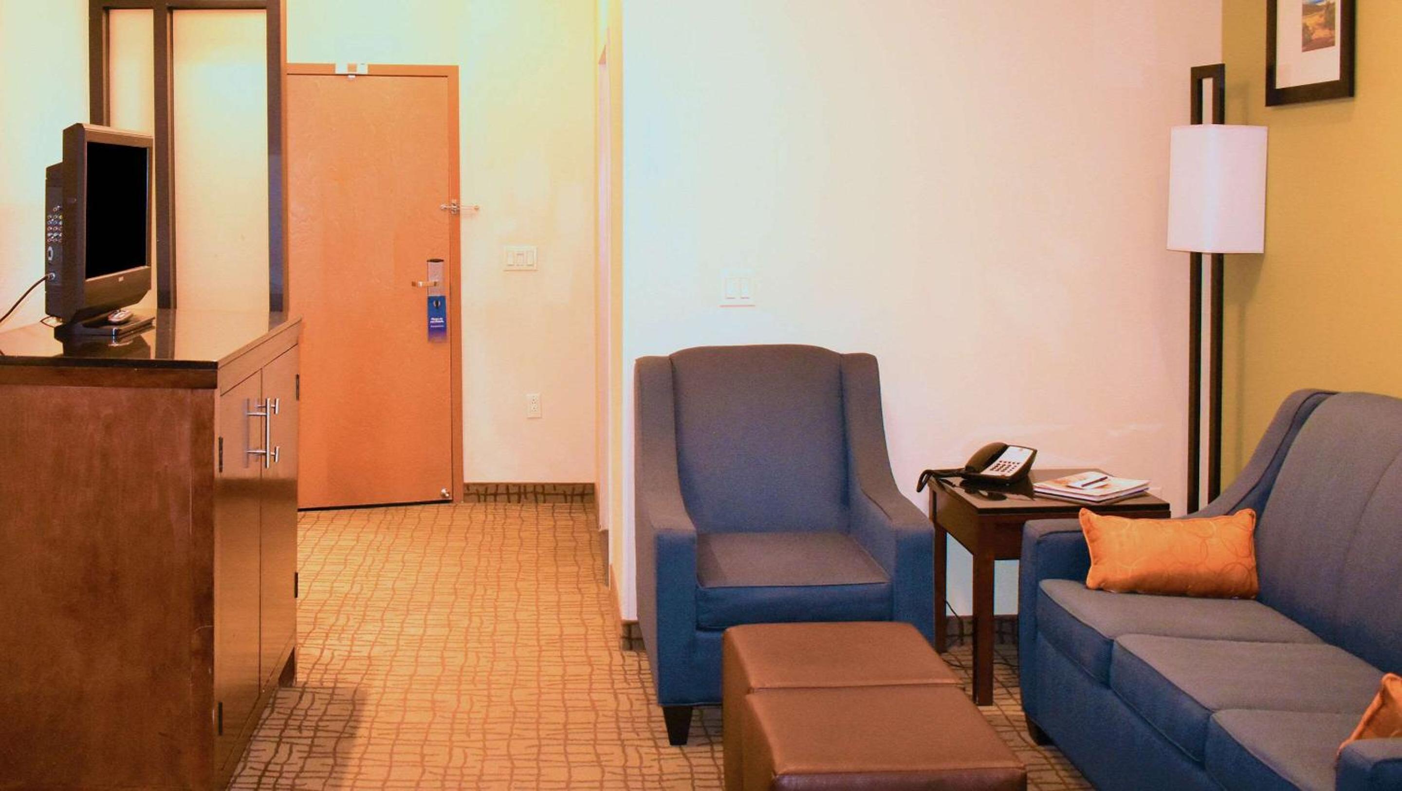 King Suite - Accessible/Non-Smoking photo 3