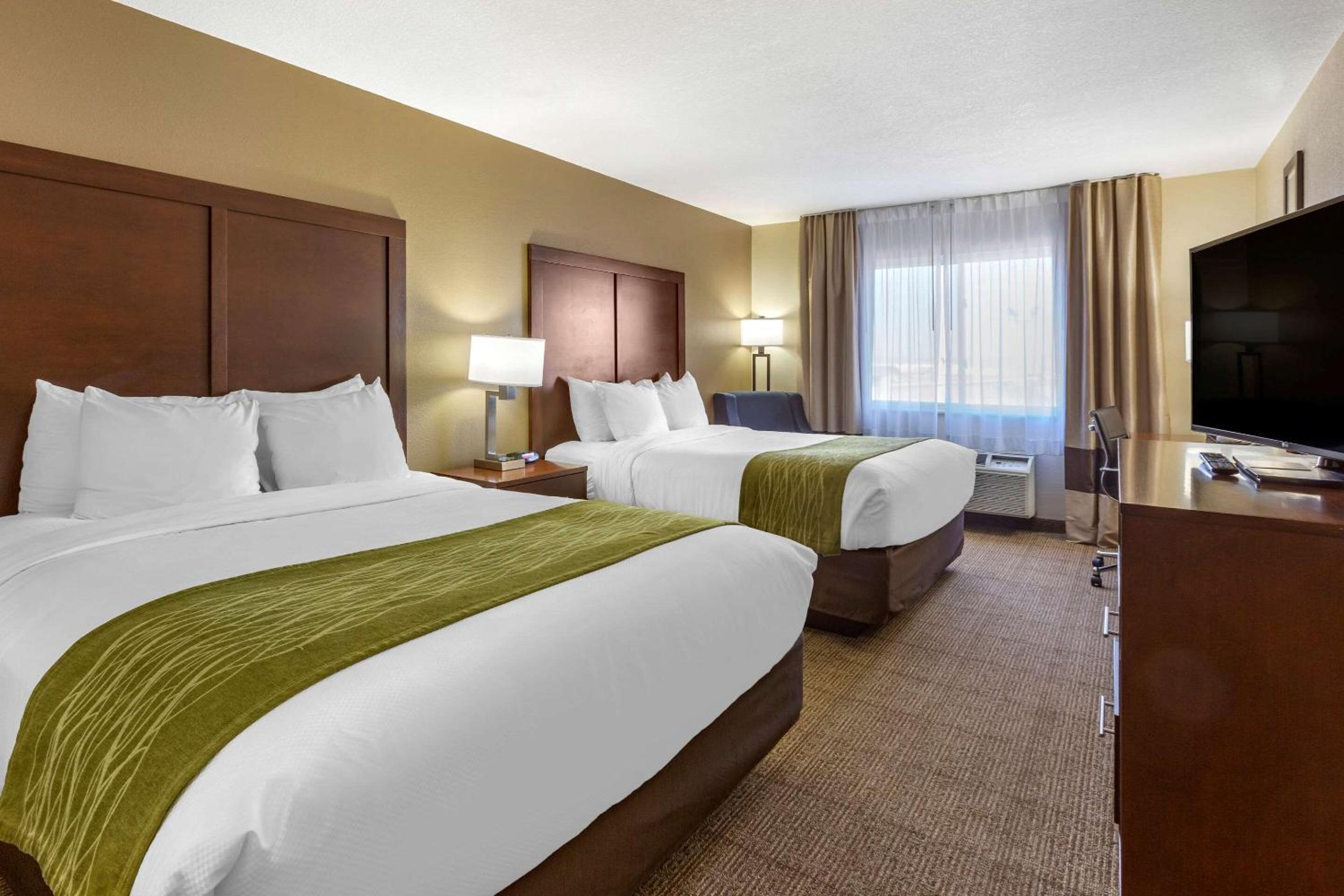 Queen Room with Two Queen Beds - Non-Smoking photo 1