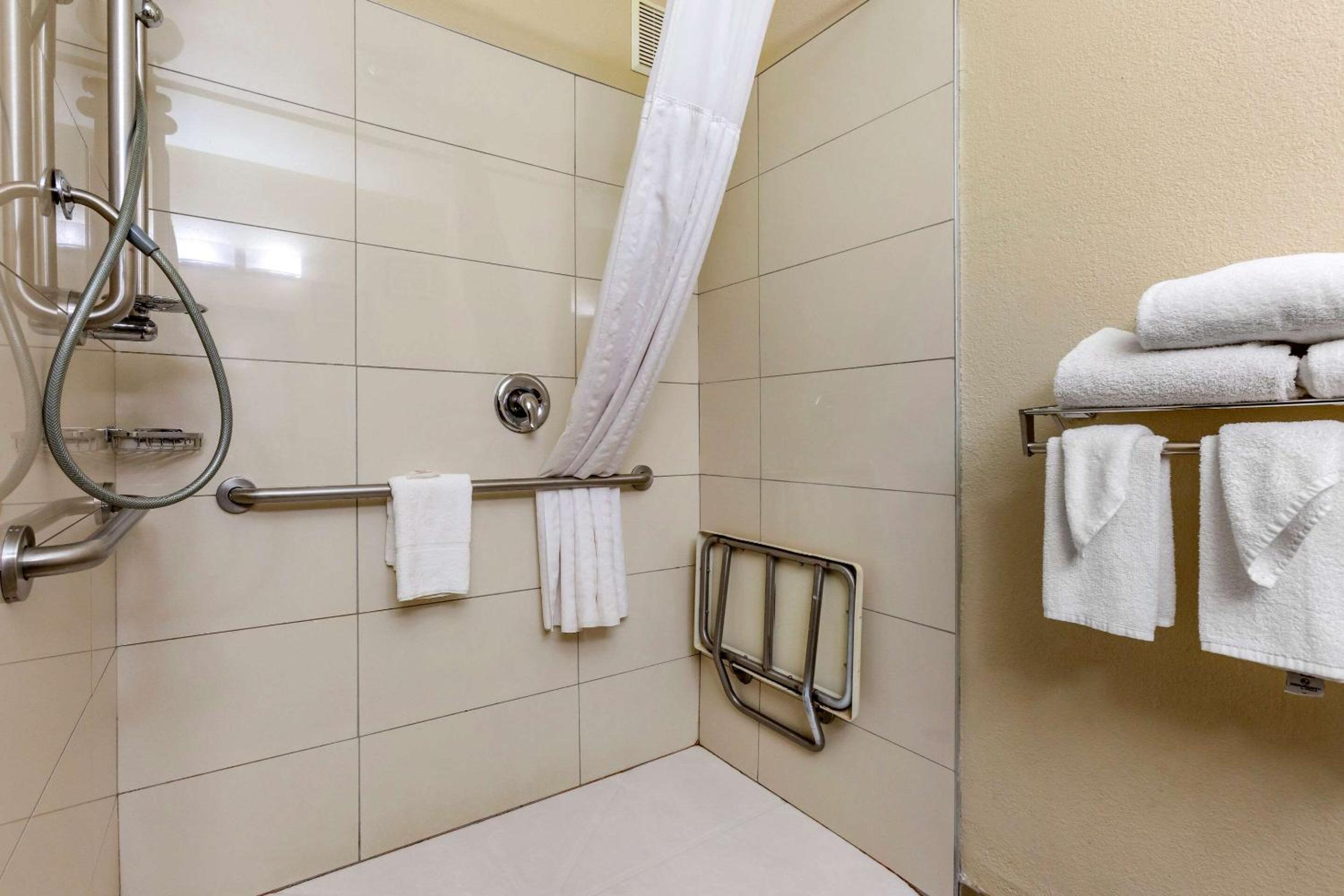 Queen Room with Two Queen Beds - Accessible/Non-Smoking  photo 2