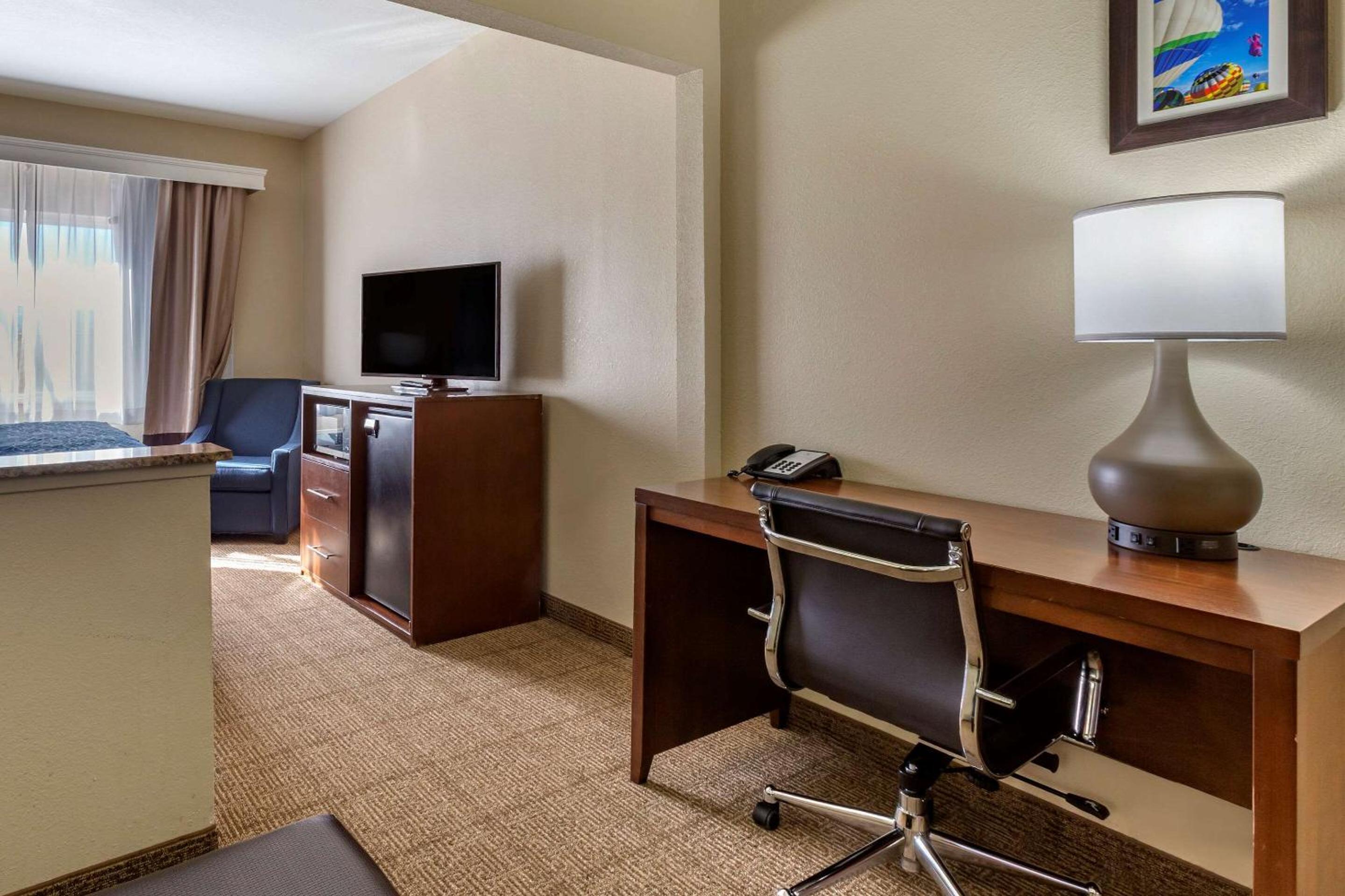 King Suite - Non-Smoking photo 3