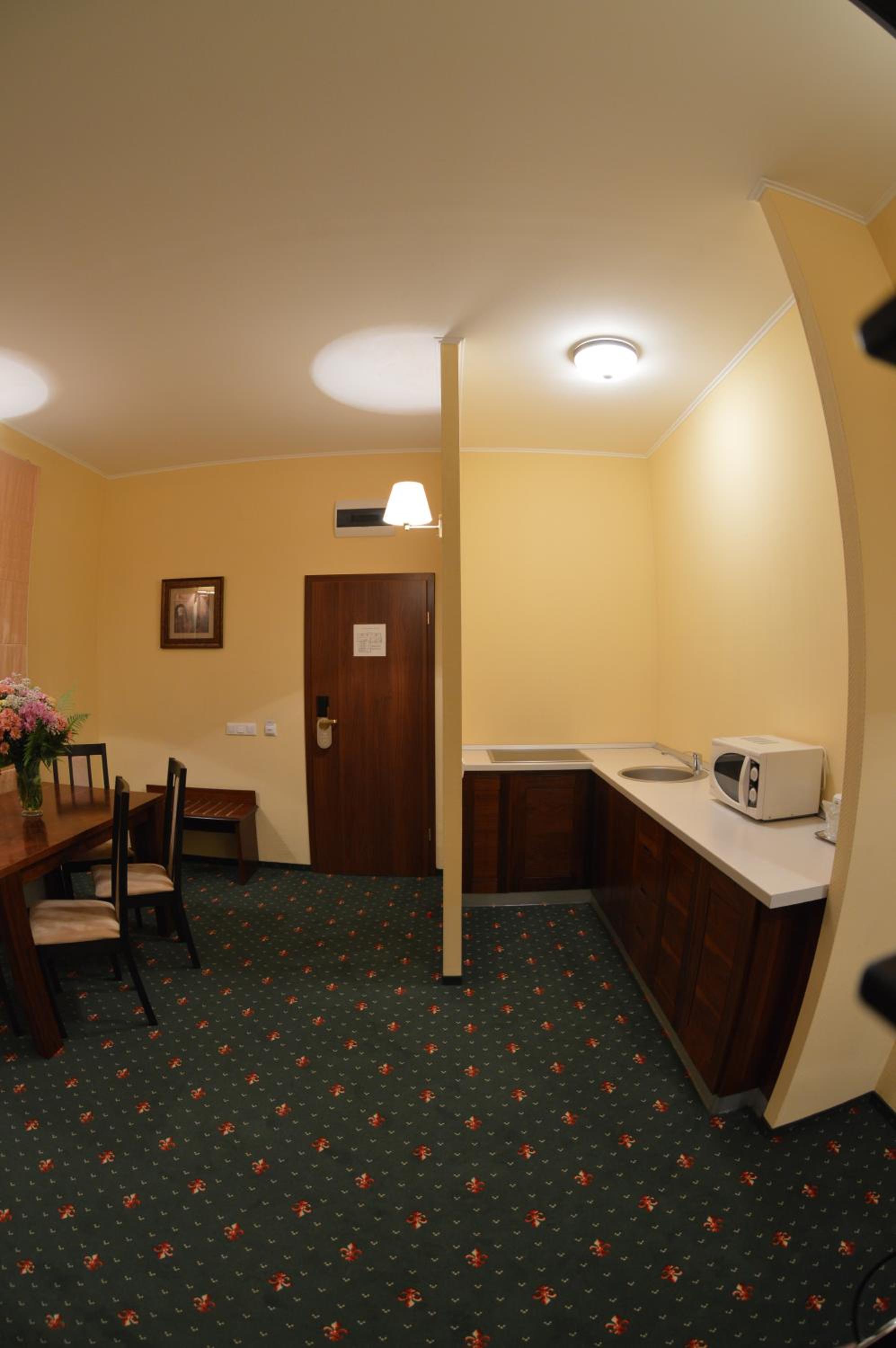 Apartment with Balcony - Photo 5