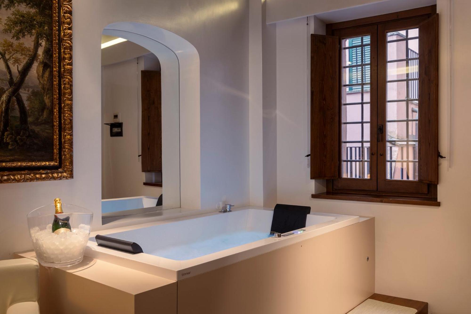 Executive Suite with Spa Bath photo 2