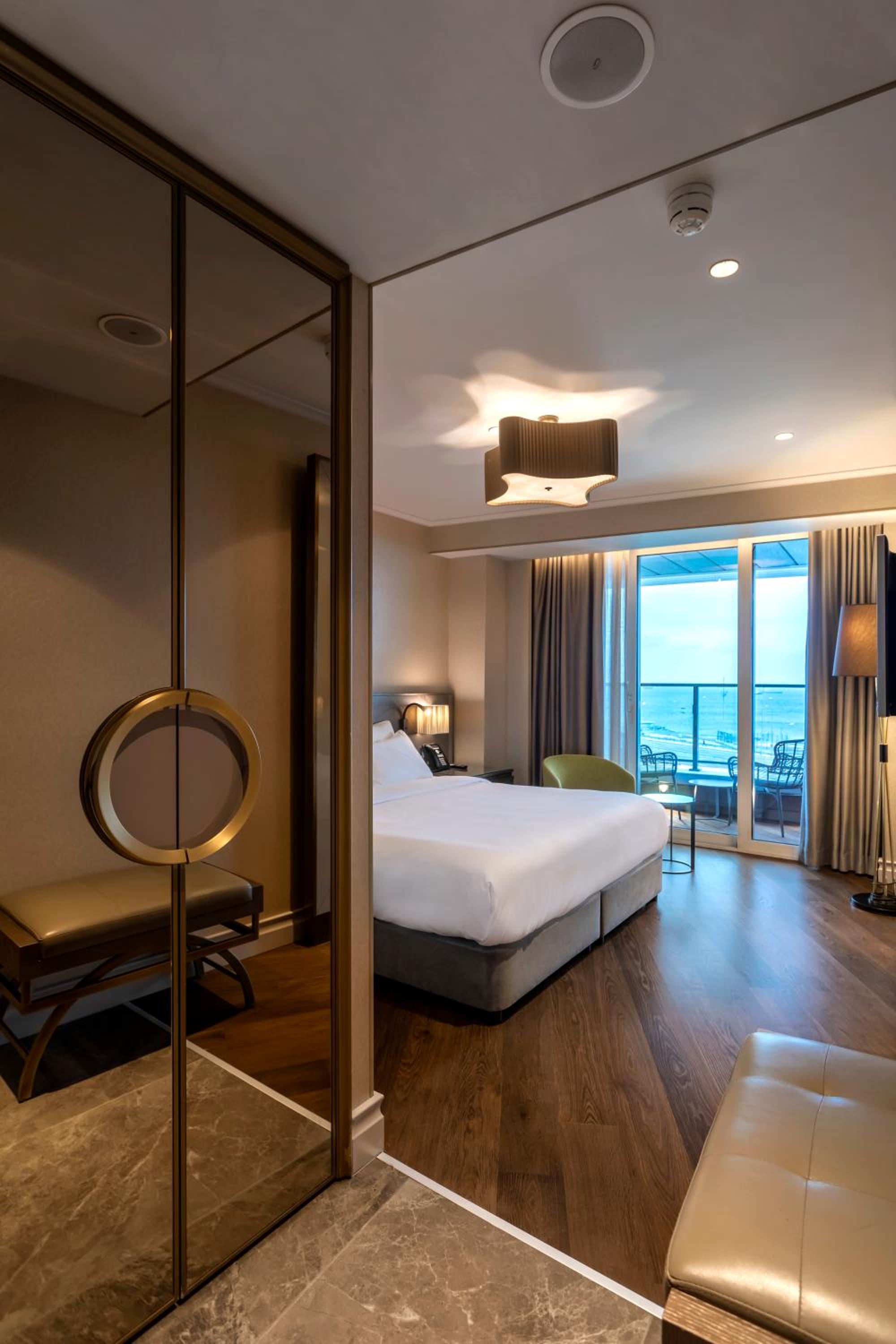 Premium Room with Balcony and Sea View thumbnail 6
