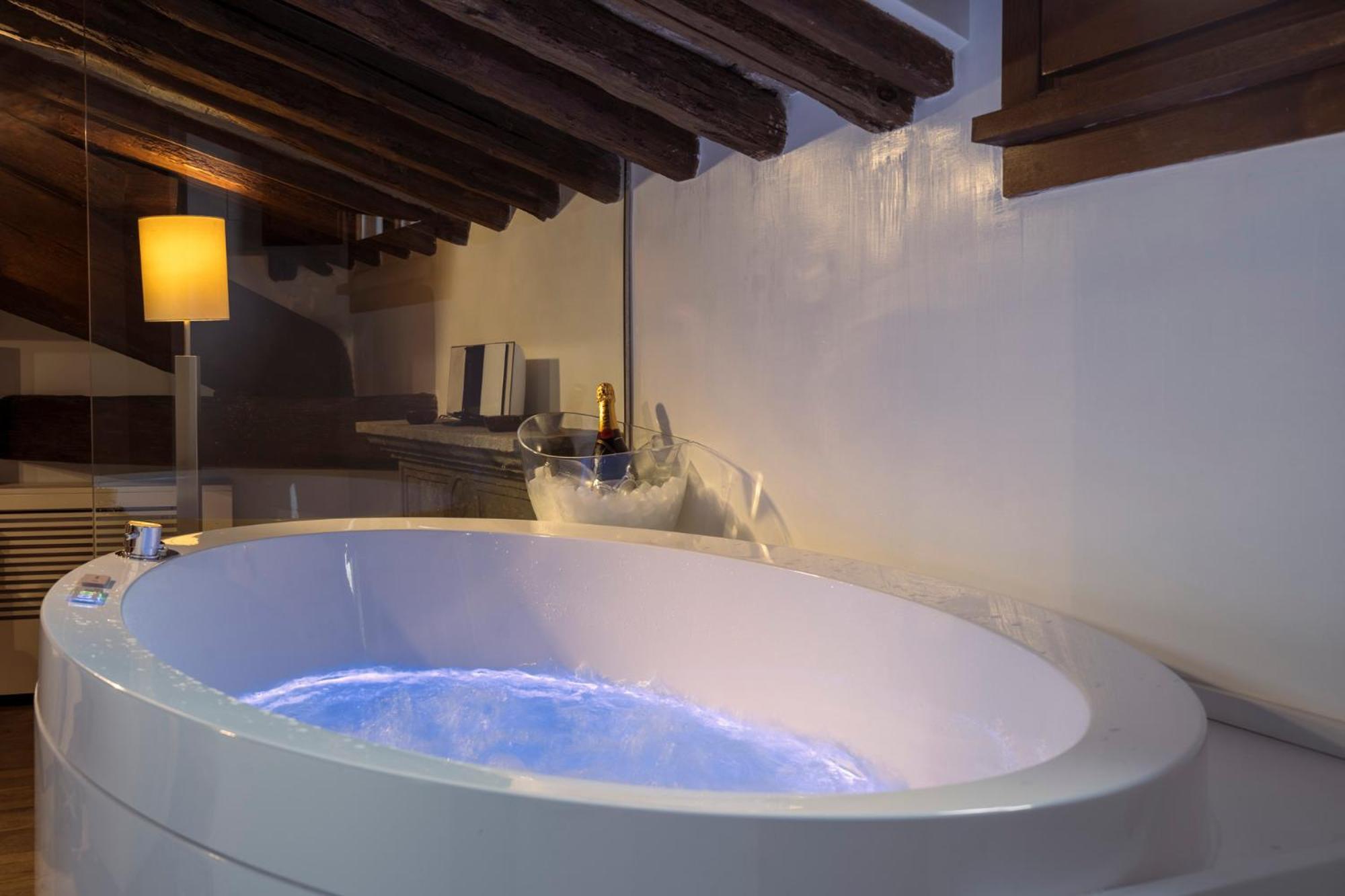 Exclusive Suite with Spa Bath photo 3
