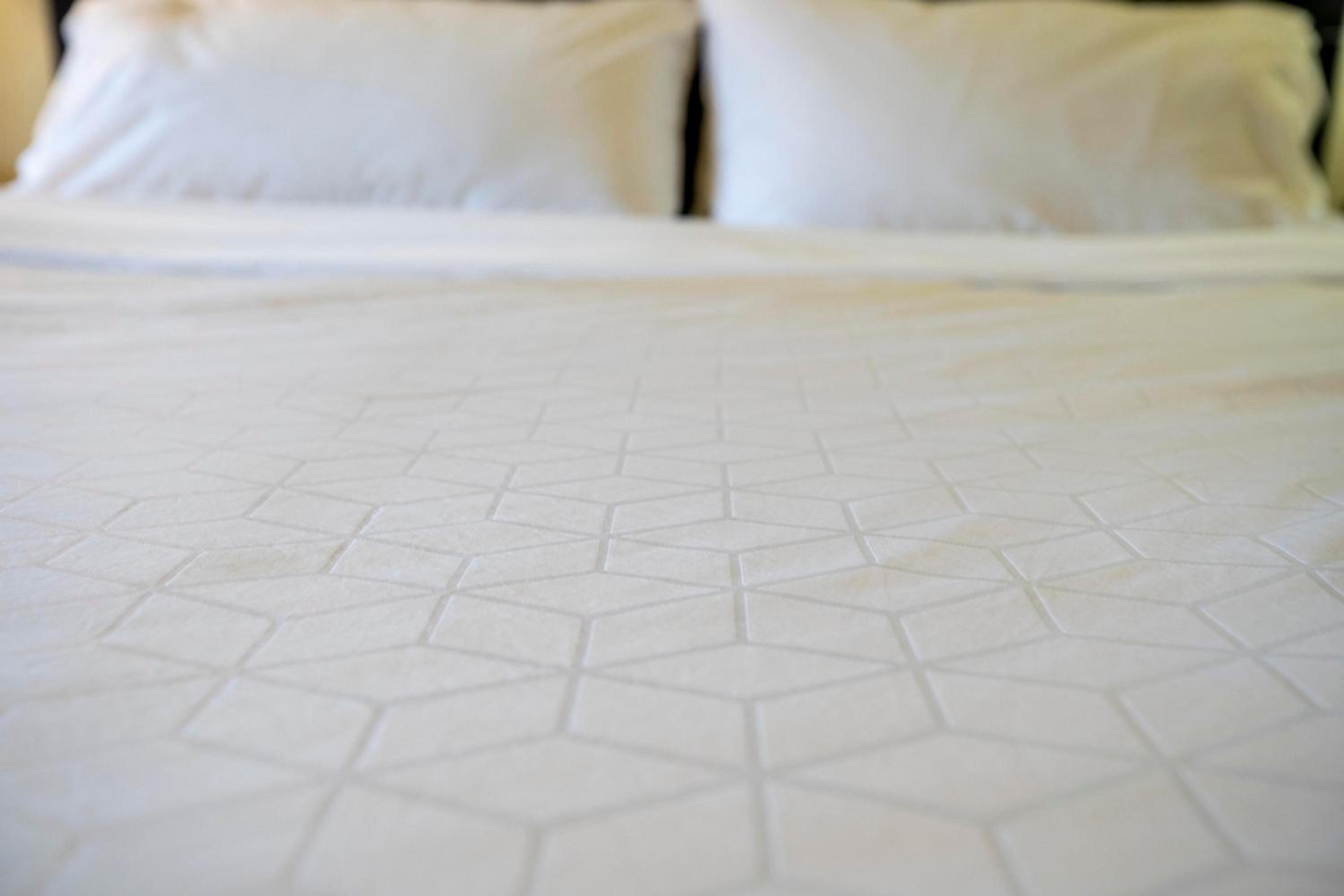 Standard Room with Two Queen Beds - Photo 2