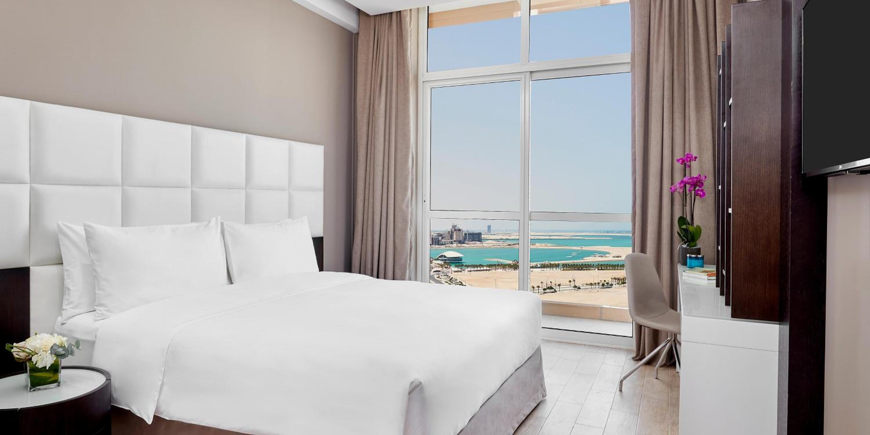 One-Bedroom King Suite with Sea View - Pet Friendly
