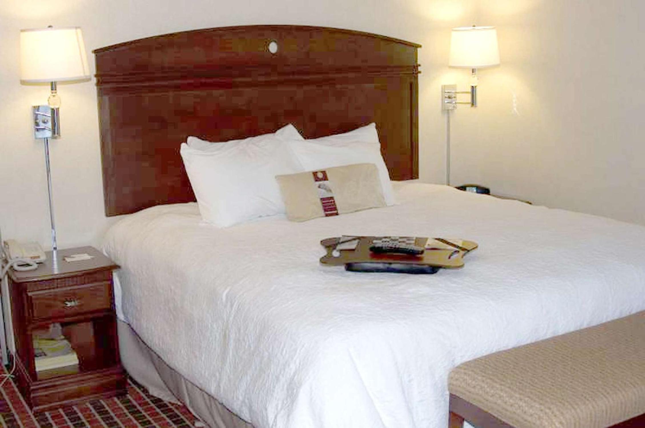King Room with King Bed - Non-Smoking