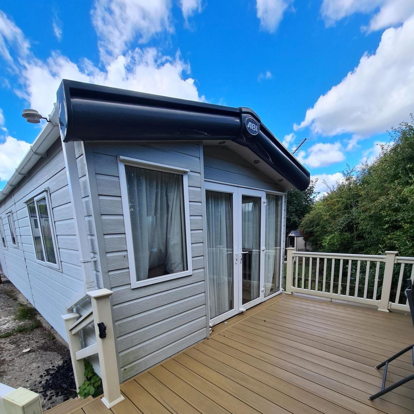 6 Berth Comfort Caravan 3 Bed Pet Free photo 1